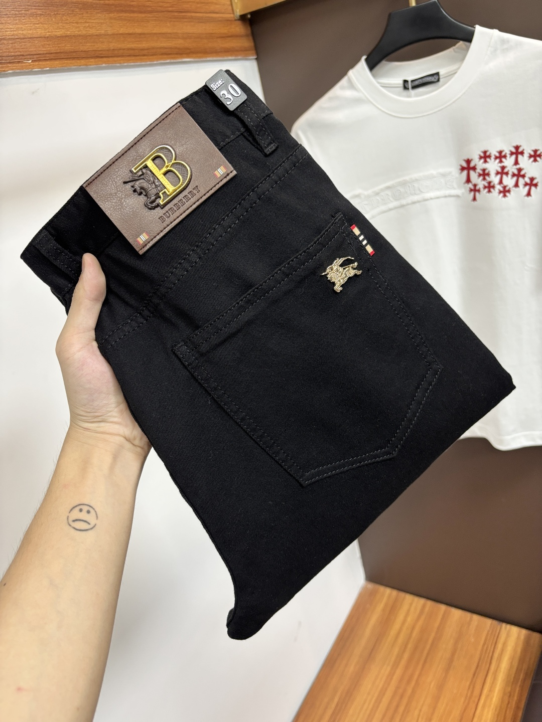 NO:929925,Burberry [2026 Summer New Product] European Station Men's Business Casual Jeans When business meets leisure, when classics collide with fashion, in the spring of 2026, we bring you new European station men's business casual jeans!  Selected high-quality fabrics are soft, comfortable and highly breathable, allowing you to stay fresh and comfortable during a busy workday. The design is simple yet stylish, perfectly blending business and leisure elements. Whether it is the office or a weekend party, you can easily control it and show your unique taste. It can meet your dressing needs for different occasions and rejuvenate your wardrobe. K12  Slim tailoring fits the body shape, highlighting a man's erectness and confidence. The details show ingenuity, and every stitch is carefully polished to ensure both quality and comfort. Sizes 29-42,, burberry, jeans,19860909巴宝莉【2026夏季新品】欧洲站男士商务休闲牛仔裤 当商务遇上休闲,当经典碰撞时尚,2026年春季,我们为您带来全新欧洲站男士商务休闲牛仔裤！ 精选高品质面料,柔软舒适,透气性极佳,让您在繁忙的工作日中依然保持清爽与自在. 设计简约而不失格调,完美融合商务与休闲元素,无论是办公室还是周末聚会,都能轻松驾驭,展现您的独特品味. 满足您不同场合的穿搭需求,让您的衣橱焕发新生.K12 修身剪裁,贴合身形,凸显男士的挺拔与自信.细节之处彰显匠心,每一个针脚都经过精心打磨,确保品质与舒适并存. 尺码29-42,,burberry,jeans,,Men's clothing