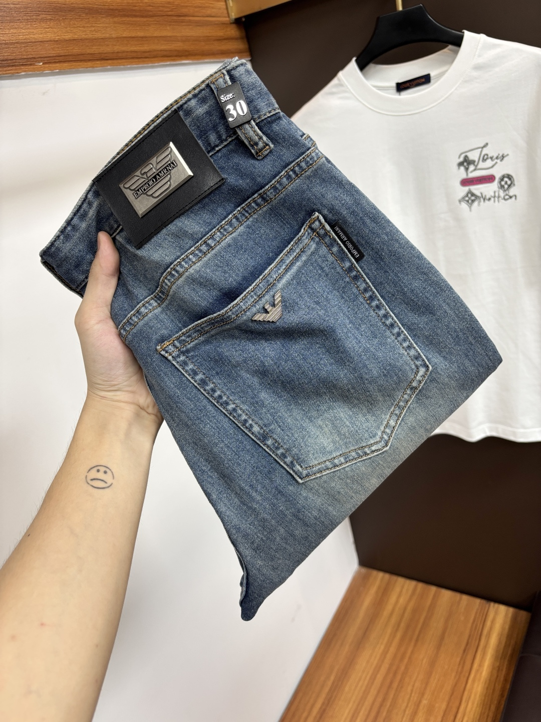 NO:914914,Armani [2026 Summer New Product] European Station Men's Business Casual Jeans When business meets leisure, when classics collide with fashion, in the spring of 2026, we bring you new European Station men's business casual jeans!  Selected high-quality fabrics are soft, comfortable, and highly breathable, allowing you to stay fresh and comfortable during a busy workday. The design is simple yet stylish, perfectly blending business and leisure elements. Whether it is the office or a weekend party, you can easily control it and show your unique taste. Meet your dressing needs for different occasions and rejuvenate your wardrobe. K12  Slim tailoring fits the body shape, highlighting a man's erectness and confidence. The details show ingenuity, and every stitch is carefully polished to ensure both quality and comfort. Sizes 29-42, armani,jeans,19860909阿玛尼【2026夏季新品】欧洲站男士商务休闲牛仔裤 当商务遇上休闲,当经典碰撞时尚,2026年春季,我们为您带来全新欧洲站男士商务休闲牛仔裤！ 精选高品质面料,柔软舒适,透气性极佳,让您在繁忙的工作日中依然保持清爽与自在. 设计简约而不失格调,完美融合商务与休闲元素,无论是办公室还是周末聚会,都能轻松驾驭,展现您的独特品味. 满足您不同场合的穿搭需求,让您的衣橱焕发新生.K12 修身剪裁,贴合身形,凸显男士的挺拔与自信.细节之处彰显匠心,每一个针脚都经过精心打磨,确保品质与舒适并存. 尺码29-42,,armani,jeans,,Men's clothing