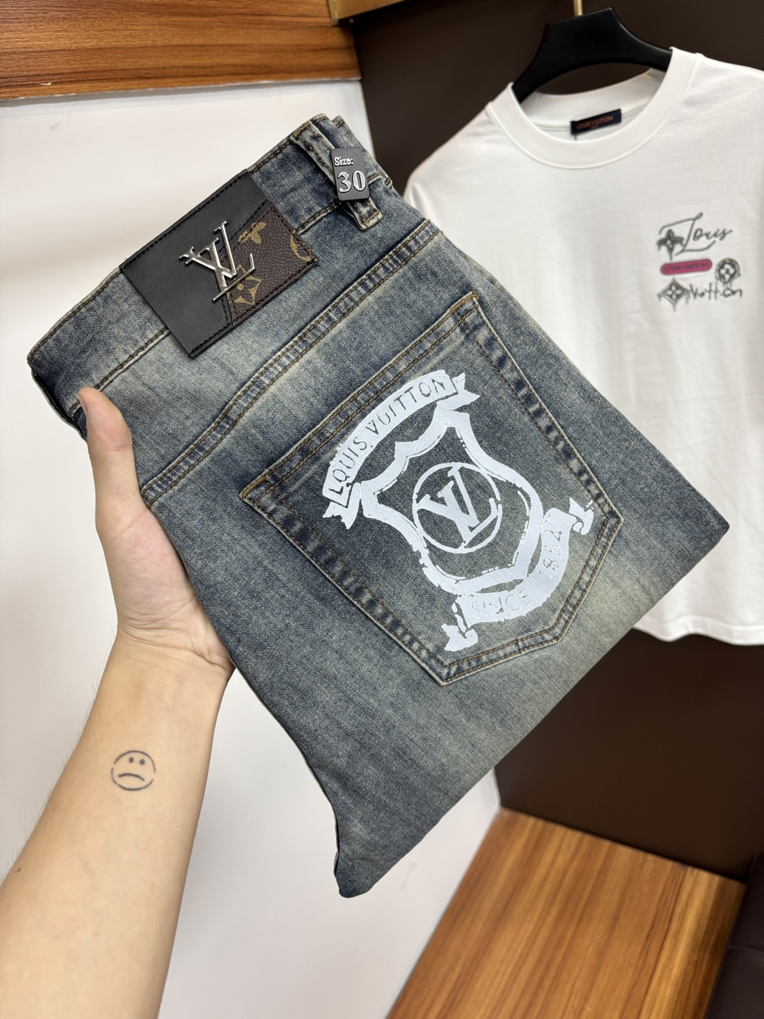 NO:929915,LV [2026 Summer New Product] European Station Men's Business Casual Jeans When business meets leisure, when classics collide with fashion, in the spring of 2026, we bring you new European station men's business casual jeans!  Selected high-quality fabrics are soft, comfortable and highly breathable, allowing you to stay fresh and comfortable during a busy workday. The design is simple yet stylish, perfectly blending business and leisure elements. Whether it is the office or a weekend party, you can easily control it and show your unique taste. It can meet your dressing needs for different occasions and rejuvenate your wardrobe. K12  Slim tailoring fits the body shape, highlighting a man's erectness and confidence. The details show ingenuity, and every stitch is carefully polished to ensure both quality and comfort. Sizes 29-42,, louis vuitton, jeans,19860909LV【2026夏季新品】欧洲站男士商务休闲牛仔裤 当商务遇上休闲,当经典碰撞时尚,2026年春季,我们为您带来全新欧洲站男士商务休闲牛仔裤！ 精选高品质面料,柔软舒适,透气性极佳,让您在繁忙的工作日中依然保持清爽与自在. 设计简约而不失格调,完美融合商务与休闲元素,无论是办公室还是周末聚会,都能轻松驾驭,展现您的独特品味. 满足您不同场合的穿搭需求,让您的衣橱焕发新生.K12 修身剪裁,贴合身形,凸显男士的挺拔与自信.细节之处彰显匠心,每一个针脚都经过精心打磨,确保品质与舒适并存. 尺码29-42,,louis vuitton,jeans,,Men's clothing