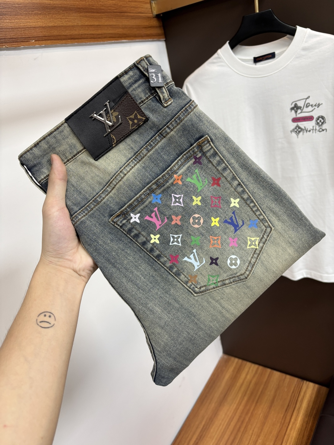 NO:914912,LV [2026 Summer New Product] European Station Men's Business Casual Jeans When business meets leisure, when classics collide with fashion, in the spring of 2026, we bring you new European station men's business casual jeans!  Selected high-quality fabrics are soft, comfortable, and highly breathable, allowing you to stay fresh and comfortable during a busy workday. The design is simple yet stylish, perfectly blending business and leisure elements. Whether it is the office or a weekend party, you can easily control it and show your unique taste. Meet your dressing needs for different occasions and rejuvenate your wardrobe. K12  Slim tailoring fits the body shape, highlighting a man's erectness and confidence. The details show ingenuity, and every stitch is carefully polished to ensure both quality and comfort. Sizes 29-42,, louis vuitton, jeans,19860909LV【2026夏季新品】欧洲站男士商务休闲牛仔裤 当商务遇上休闲,当经典碰撞时尚,2026年春季,我们为您带来全新欧洲站男士商务休闲牛仔裤！ 精选高品质面料,柔软舒适,透气性极佳,让您在繁忙的工作日中依然保持清爽与自在. 设计简约而不失格调,完美融合商务与休闲元素,无论是办公室还是周末聚会,都能轻松驾驭,展现您的独特品味. 满足您不同场合的穿搭需求,让您的衣橱焕发新生.K12 修身剪裁,贴合身形,凸显男士的挺拔与自信.细节之处彰显匠心,每一个针脚都经过精心打磨,确保品质与舒适并存. 尺码29-42,,louis vuitton,jeans,,Men's clothing
