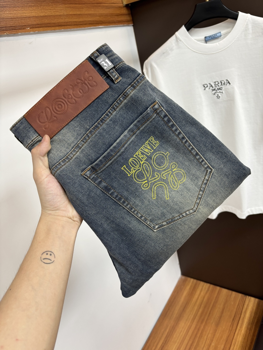 NO:914933,Loewe [2026 new summer product] European station men's business casual jeans When business meets leisure, when classics collide with fashion, in the spring of 2026, we bring you new European station men's business casual jeans!  Selected high-quality fabrics are soft, comfortable, and highly breathable, allowing you to stay fresh and comfortable during a busy workday. The design is simple yet stylish, perfectly blending business and leisure elements. Whether it is the office or a weekend party, you can easily control it and show your unique taste. Meet your dressing needs for different occasions and rejuvenate your wardrobe. K12  Slim tailoring fits the body shape, highlighting a man's erectness and confidence. The details show ingenuity, and every stitch is carefully polished to ensure both quality and comfort. Sizes 29-42,,loewe,jeans,19860909罗意威【2026夏季新品】欧洲站男士商务休闲牛仔裤 当商务遇上休闲,当经典碰撞时尚,2026年春季,我们为您带来全新欧洲站男士商务休闲牛仔裤！ 精选高品质面料,柔软舒适,透气性极佳,让您在繁忙的工作日中依然保持清爽与自在. 设计简约而不失格调,完美融合商务与休闲元素,无论是办公室还是周末聚会,都能轻松驾驭,展现您的独特品味. 满足您不同场合的穿搭需求,让您的衣橱焕发新生.K12 修身剪裁,贴合身形,凸显男士的挺拔与自信.细节之处彰显匠心,每一个针脚都经过精心打磨,确保品质与舒适并存. 尺码29-42,,loewe,jeans,,Men's clothing