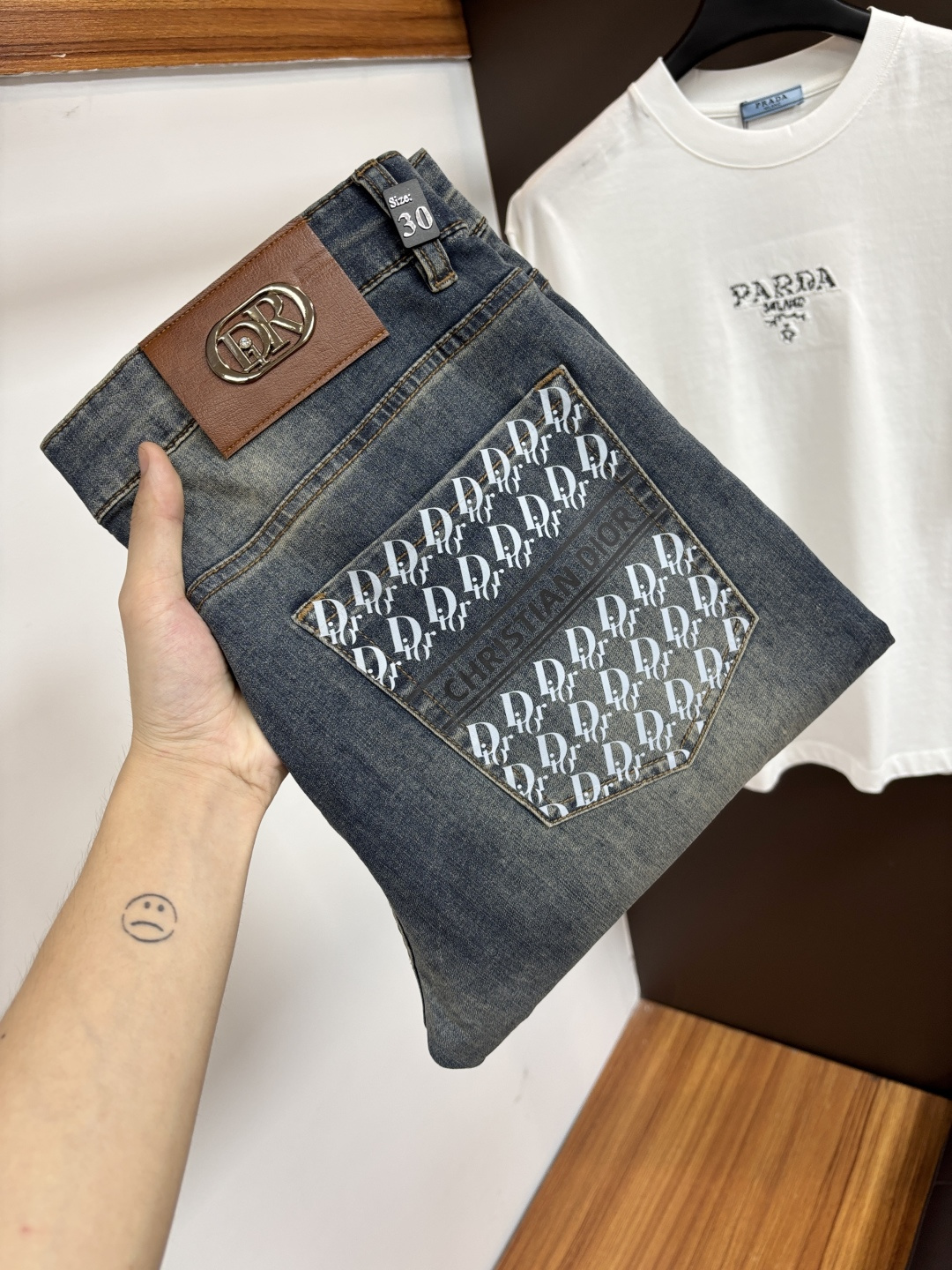 NO:914930,Dior [2026 Summer New Product] European Station Men's Business Casual Jeans When business meets leisure, when classics collide with fashion, in the spring of 2026, we bring you new European station men's business casual jeans!  Selected high-quality fabrics are soft, comfortable, and highly breathable, allowing you to stay fresh and comfortable during a busy workday. The design is simple yet stylish, perfectly blending business and leisure elements. Whether it is the office or a weekend party, you can easily control it and show your unique taste. Meet your dressing needs for different occasions and rejuvenate your wardrobe. K12  Slim tailoring fits the body shape, highlighting a man's erectness and confidence. The details show ingenuity, and every stitch is carefully polished to ensure both quality and comfort. Sizes 29-42, dior, jeans,19860909迪奥【2026夏季新品】欧洲站男士商务休闲牛仔裤 当商务遇上休闲,当经典碰撞时尚,2026年春季,我们为您带来全新欧洲站男士商务休闲牛仔裤！ 精选高品质面料,柔软舒适,透气性极佳,让您在繁忙的工作日中依然保持清爽与自在. 设计简约而不失格调,完美融合商务与休闲元素,无论是办公室还是周末聚会,都能轻松驾驭,展现您的独特品味. 满足您不同场合的穿搭需求,让您的衣橱焕发新生.K12 修身剪裁,贴合身形,凸显男士的挺拔与自信.细节之处彰显匠心,每一个针脚都经过精心打磨,确保品质与舒适并存. 尺码29-42,,dior,jeans,,Men's clothing
