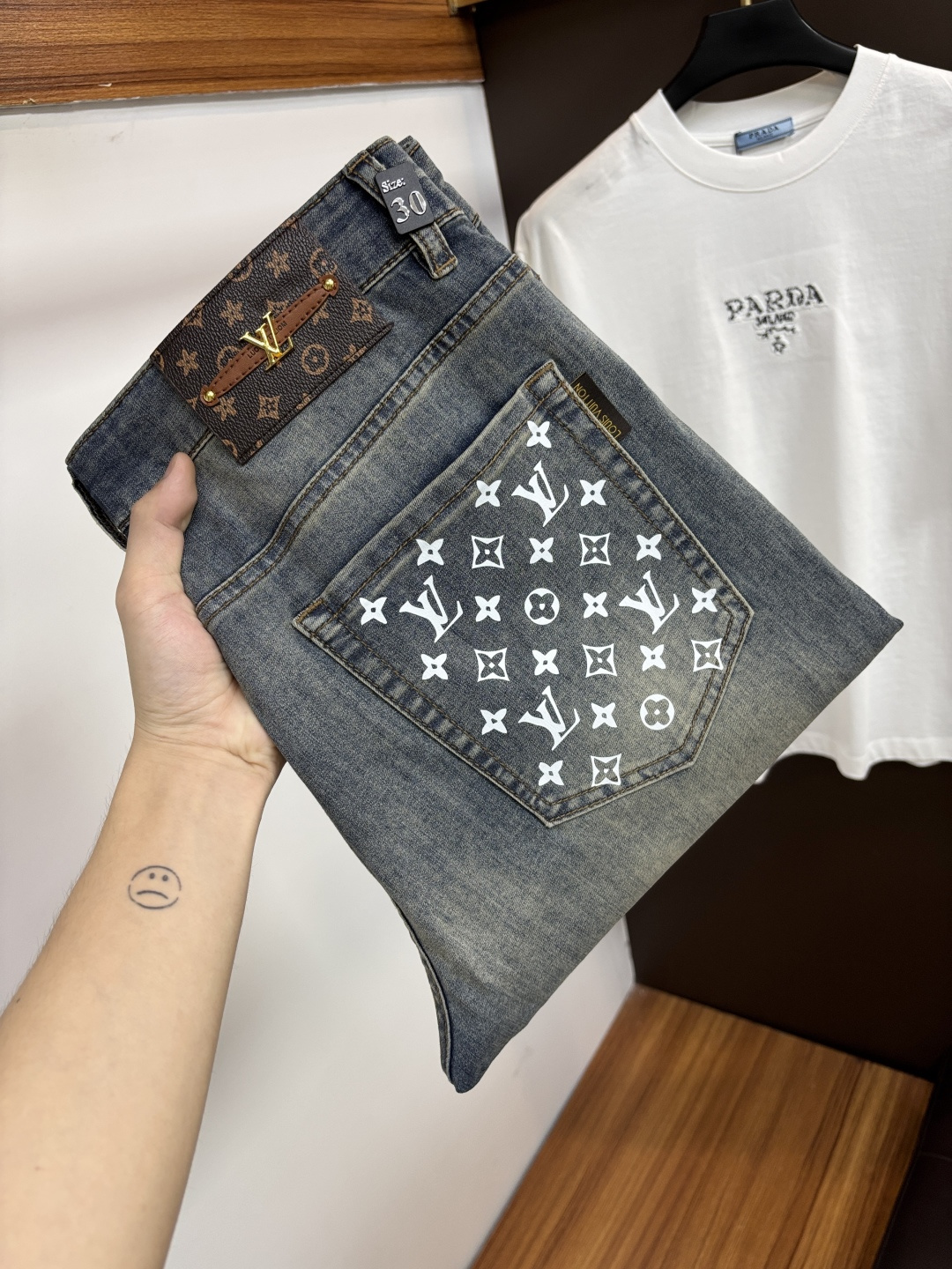 NO:914927,LV [2026 Summer New Product] European Station Men's Business Casual Jeans When business meets leisure, when classics collide with fashion, in the spring of 2026, we bring you new European station men's business casual jeans!  Selected high-quality fabrics are soft, comfortable, and highly breathable, allowing you to stay fresh and comfortable during a busy workday. The design is simple yet stylish, perfectly blending business and leisure elements. Whether it is the office or a weekend party, you can easily control it and show your unique taste. Meet your dressing needs for different occasions and rejuvenate your wardrobe. K12  Slim tailoring fits the body shape, highlighting a man's erectness and confidence. The details show ingenuity, and every stitch is carefully polished to ensure both quality and comfort. Sizes 29-42,, louis vuitton, jeans,19860909LV【2026夏季新品】欧洲站男士商务休闲牛仔裤 当商务遇上休闲,当经典碰撞时尚,2026年春季,我们为您带来全新欧洲站男士商务休闲牛仔裤！ 精选高品质面料,柔软舒适,透气性极佳,让您在繁忙的工作日中依然保持清爽与自在. 设计简约而不失格调,完美融合商务与休闲元素,无论是办公室还是周末聚会,都能轻松驾驭,展现您的独特品味. 满足您不同场合的穿搭需求,让您的衣橱焕发新生.K12 修身剪裁,贴合身形,凸显男士的挺拔与自信.细节之处彰显匠心,每一个针脚都经过精心打磨,确保品质与舒适并存. 尺码29-42,,louis vuitton,jeans,,Men's clothing
