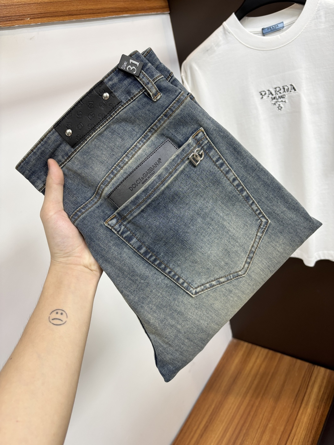 NO:914924,DG [2026 new summer products] European station men's business casual jeans When business meets leisure, when classics collide with fashion, in the spring of 2026, we bring you new European station men's business casual jeans!  Selected high-quality fabrics are soft, comfortable, and highly breathable, allowing you to stay fresh and comfortable during a busy workday. The design is simple yet stylish, perfectly blending business and leisure elements. Whether it is the office or a weekend party, you can easily control it and show your unique taste. Meet your dressing needs for different occasions and rejuvenate your wardrobe. K12  Slim tailoring fits the body shape, highlighting a man's erectness and confidence. The details show ingenuity, and every stitch is carefully polished to ensure both quality and comfort. Sizes 29-42,,jeans,19860909DG【2026夏季新品】欧洲站男士商务休闲牛仔裤 当商务遇上休闲,当经典碰撞时尚,2026年春季,我们为您带来全新欧洲站男士商务休闲牛仔裤！ 精选高品质面料,柔软舒适,透气性极佳,让您在繁忙的工作日中依然保持清爽与自在. 设计简约而不失格调,完美融合商务与休闲元素,无论是办公室还是周末聚会,都能轻松驾驭,展现您的独特品味. 满足您不同场合的穿搭需求,让您的衣橱焕发新生.K12 修身剪裁,贴合身形,凸显男士的挺拔与自信.细节之处彰显匠心,每一个针脚都经过精心打磨,确保品质与舒适并存. 尺码29-42,,jeans,,Men's clothing