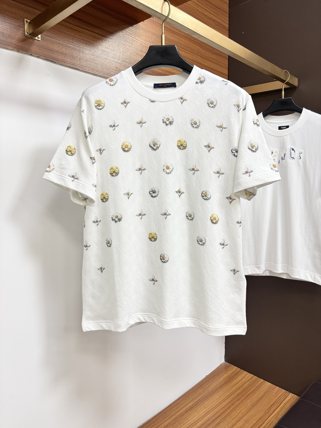NO:912181,LV *Loose fit S-XL  The 2026 spring and summer short sleeves are mainly based on three-dimensional patchwork embroidery, and cleverly integrate the front and rear panels with corresponding logo counter elements, breaking the monotony of traditional short sleeves and highlighting individuality and uninhibitedness. The three-dimensional tailoring fits the body shape, and the design is neat and stylish, easily elongating the leg lines, creating a casual and free style. High quality  The fabric is comfortable and warm, has both thermal insulation and comfort, and is suitable for daily outings or light outdoor scenes. The triangular jacquard embellishment on the back adds a fashionable texture. Whether it is a casual look with a T-shirt and jeans, or a layered mix and match style, it can be easily managed. It is an indispensable fashion item in the transitional season between spring and summer.  Spot color: ST,, louis vuitton, jeans, T-shirt, tees, t-shirt,19860909LV *宽松版型S-XL 2026春夏短袖,以贴布立体刺绣为主调,巧妙融入前后幅对应logo专柜元素,打破传统短袖的单调感,彰显个性与不羁.立体剪裁贴合身形,设计利落有型,轻松拉长腿部线条,打造随性洒脱的休闲风格.优质面料舒适保暖,兼具保温性与舒适感,适合日常出街或轻户外场景.细节后背三角提花点缀,增添时尚质感,无论是搭配T恤牛仔裤的休闲look,还是叠的混搭风,都能轻松驾驭,是春夏过渡季不可或缺的时尚单品. 现货颜色ST,,louis vuitton,jeans,T-shirt,tees，t-shirt,,Men's clothing