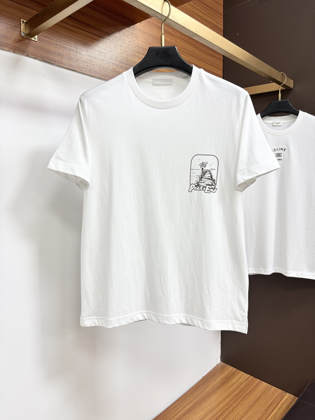 NO:951335,Prada loose fit S-XL  The 2026 spring and summer short sleeves are mainly based on three-dimensional patchwork embroidery, and are cleverly integrated into the front and back panels corresponding to the logo counter elements, breaking the monotony of traditional short sleeves and highlighting individuality and uninhibitedness. The three-dimensional tailoring fits the body shape, and the design is neat and stylish, easily elongating the leg lines, creating a casual and free style. High quality  The fabric is comfortable and warm, has both thermal insulation and comfort, and is suitable for daily outings or light outdoor scenes. The triangular jacquard embellishment on the back adds a fashionable texture. Whether it is a casual look with a T-shirt and jeans, or a layered mix and match style, it can be easily managed. It is an indispensable fashion item in the transitional season between spring and summer.  Spot colors: ST, prada, jeans, T-shirt, tees, t-shirt,19860909普拉达 宽松版型S-XL 2026春夏短袖,以贴布立体刺绣为主调,巧妙融入前后幅对应logo专柜元素,打破传统短袖的单调感,彰显个性与不羁.立体剪裁贴合身形,设计利落有型,轻松拉长腿部线条,打造随性洒脱的休闲风格.优质面料舒适保暖,兼具保温性与舒适感,适合日常出街或轻户外场景.细节后背三角提花点缀,增添时尚质感,无论是搭配T恤牛仔裤的休闲look,还是叠的混搭风,都能轻松驾驭,是春夏过渡季不可或缺的时尚单品. 现货颜色ST,,prada,jeans,T-shirt,tees，t-shirt,,Men's clothing