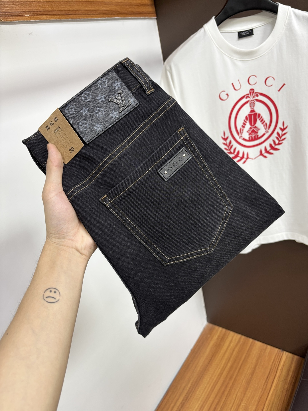 NO:914955,LV’s 2026 summer latest jeans are stress-free when entering and leaving the store. Best-selling models in the counter. Taste and value are shared. Very comfortable to wear. Low-key yet luxurious. Very classy to wear. Needless to say the trousers style and cut. The upper body is exquisite and vivid. Real first-class top quality materials. Really top-level casual pants, using Turkish cotton. The most famous denim is produced. The quality is outstanding. After heavy washing, the pants are very soft. The straight-leg version is not picky.  The upper body is absolutely stylish. XD25 is extremely luxurious!  Size 29-38,,louis vuitton,jeans,19860909LV 2026年夏季最新品牛仔裤出入专卖店无压力 专柜热销款 品味与价值共享 身穿着非常舒适 低调不失奢华 穿出去非常有档次,裤型款式和裁剪亦无需多言 上身精致跃然.真正一等一顶级质料 真正殿堂级的休闲裤,选用土耳其的棉花 生产出最有名的单宁布 品质卓然 经过重水洗使得裤子很柔软 直脚的版型 不挑人 上身绝对的有型 XD25 极度奢华！尺码29-38,,louis vuitton,jeans,,Men's clothing