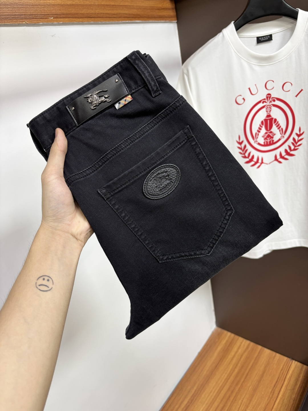 NO:914953,Burberry's 2026 summer latest jeans are stress-free when entering and leaving the store. Best-selling models in the counter. Taste and value are shared. Very comfortable to wear. Low-key yet luxurious. Very classy to wear. Needless to say the trousers style and cut. The upper body is exquisite and vivid. Real first-class top quality. Really palace-level casual pants, using Turkish cotton to produce the most famous denim. Excellent quality. After heavy washing, the pants are very soft. Straight-leg version.  Not picky, the upper body is absolutely stylish XD25 Extremely luxurious!  Size 29-38,,burberry,jeans,19860909巴宝莉 2026年夏季最新品牛仔裤出入专卖店无压力 专柜热销款 品味与价值共享 身穿着非常舒适 低调不失奢华 穿出去非常有档次,裤型款式和裁剪亦无需多言 上身精致跃然.真正一等一顶级质料 真正殿堂级的休闲裤,选用土耳其的棉花 生产出最有名的单宁布 品质卓然 经过重水洗使得裤子很柔软 直脚的版型 不挑人 上身绝对的有型 XD25 极度奢华！尺码29-38,,burberry,jeans,,Men's clothing