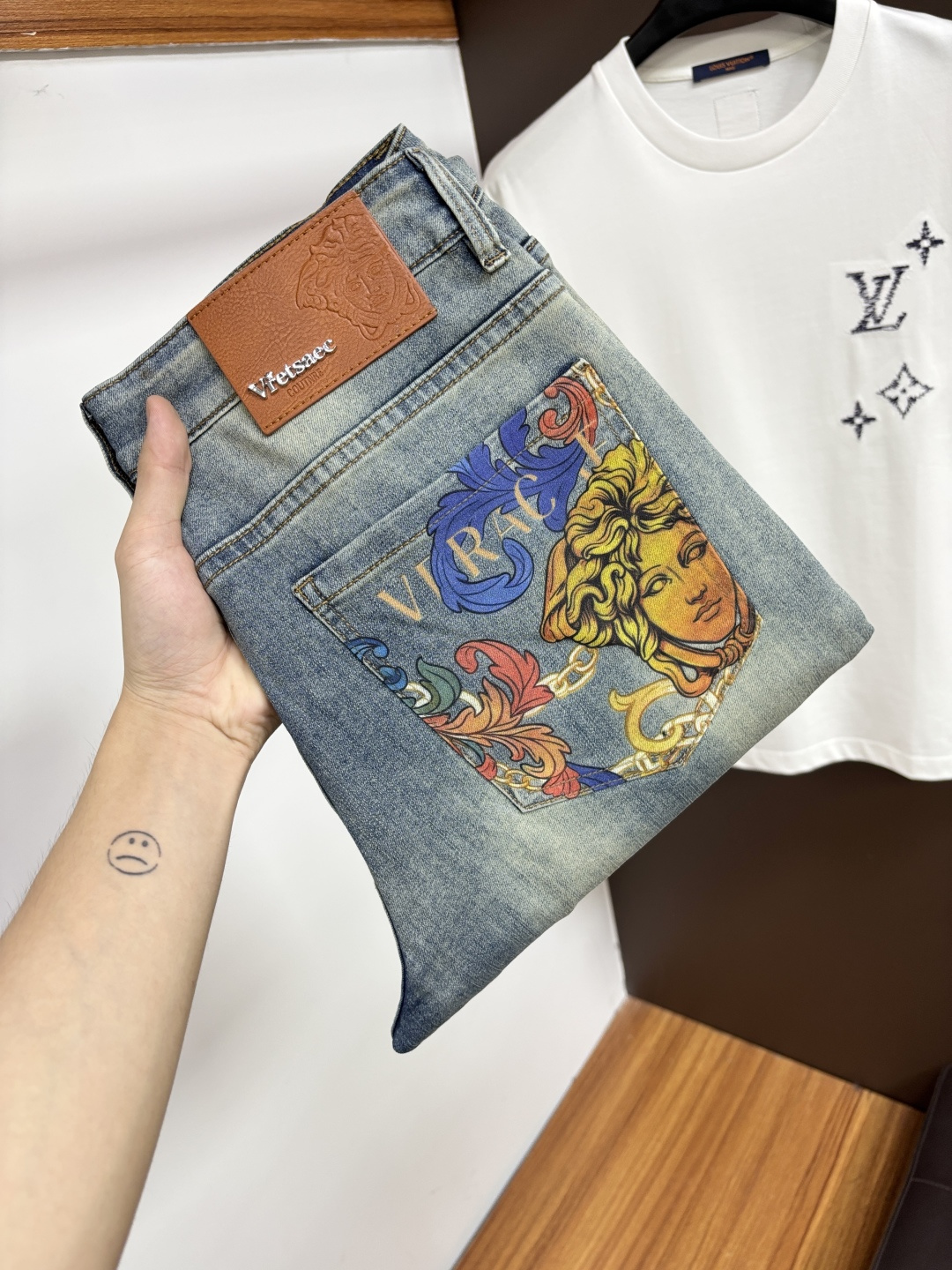 NO:914951,Versace's latest 2026 summer jeans are stress-free to enter and leave the store. Best-selling models in the counter. Taste and value are shared. Very comfortable to wear. Low-key yet luxurious. Very classy to wear. Needless to say the trousers style and cut. The upper body is exquisite and vivid. Real first-class top quality materials. Really palace-level casual pants, using Turkish cotton to produce the most famous denim. Excellent quality. Heavy washing makes the pants very soft. Straight-footed version.  Not picky, the upper body is absolutely stylish XD25 Extremely luxurious!  Size 29-38,,versace,jeans,19860909范思哲 2026年夏季最新品牛仔裤出入专卖店无压力 专柜热销款 品味与价值共享 身穿着非常舒适 低调不失奢华 穿出去非常有档次,裤型款式和裁剪亦无需多言 上身精致跃然.真正一等一顶级质料 真正殿堂级的休闲裤,选用土耳其的棉花 生产出最有名的单宁布 品质卓然 经过重水洗使得裤子很柔软 直脚的版型 不挑人 上身绝对的有型 XD25 极度奢华！尺码29-38,,versace,jeans,,Men's clothing