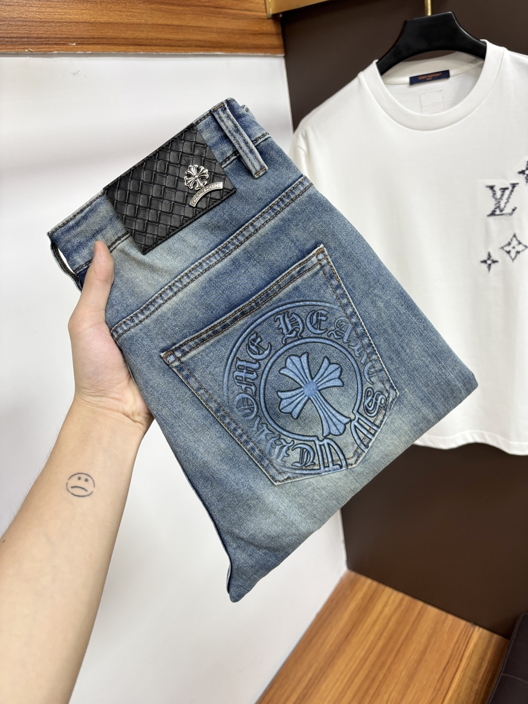 NO:914949,Kroxin's 2026 summer latest jeans, no pressure to go in and out of the store. Best-selling models in the counter. Shared taste and value. Very comfortable to wear. Low-key yet luxurious. Very classy to wear. Needless to say the trousers style and cut. The upper body is exquisite and vivid. Real first-class top quality. Really palace-level casual pants, using Turkish cotton. The most famous denim is produced. The quality is outstanding. After heavy washing, the pants are very soft. Straight-leg version.  Not picky, the upper body is absolutely stylish XD25 Extremely luxurious!  Size 29-38,,chrome hearts,jeans,19860909克罗心 2026年夏季最新品牛仔裤出入专卖店无压力 专柜热销款 品味与价值共享 身穿着非常舒适 低调不失奢华 穿出去非常有档次,裤型款式和裁剪亦无需多言 上身精致跃然.真正一等一顶级质料 真正殿堂级的休闲裤,选用土耳其的棉花 生产出最有名的单宁布 品质卓然 经过重水洗使得裤子很柔软 直脚的版型 不挑人 上身绝对的有型 XD25 极度奢华！尺码29-38,,chrome hearts,jeans,,Men's clothing