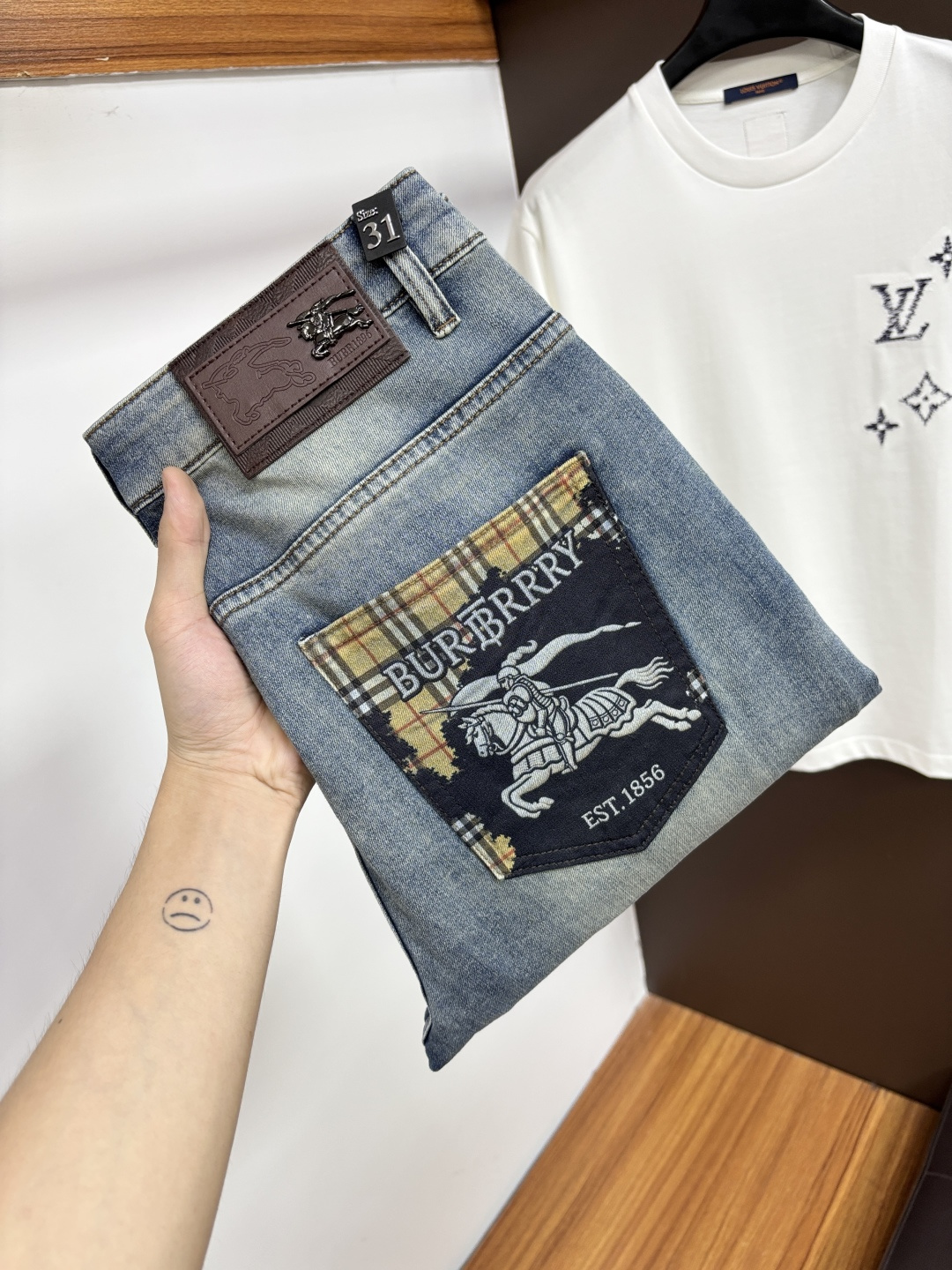 NO:914947,Burberry's 2026 summer latest jeans are stress-free when entering and leaving the store. Best-selling models in the counter. Taste and value are shared. Very comfortable to wear. Low-key yet luxurious. Very classy to wear. Needless to say the trousers style and cut. The upper body is exquisite and vivid. Real first-class top quality. Really palace-level casual pants, using Turkish cotton to produce the most famous denim. Excellent quality. After heavy washing, the pants are very soft. Straight-leg version.  Not picky, the upper body is absolutely stylish XD25 Extremely luxurious!  Size 29-38,,burberry,jeans,19860909巴宝莉 2026年夏季最新品牛仔裤出入专卖店无压力 专柜热销款 品味与价值共享 身穿着非常舒适 低调不失奢华 穿出去非常有档次,裤型款式和裁剪亦无需多言 上身精致跃然.真正一等一顶级质料 真正殿堂级的休闲裤,选用土耳其的棉花 生产出最有名的单宁布 品质卓然 经过重水洗使得裤子很柔软 直脚的版型 不挑人 上身绝对的有型 XD25 极度奢华！尺码29-38,,burberry,jeans,,Men's clothing
