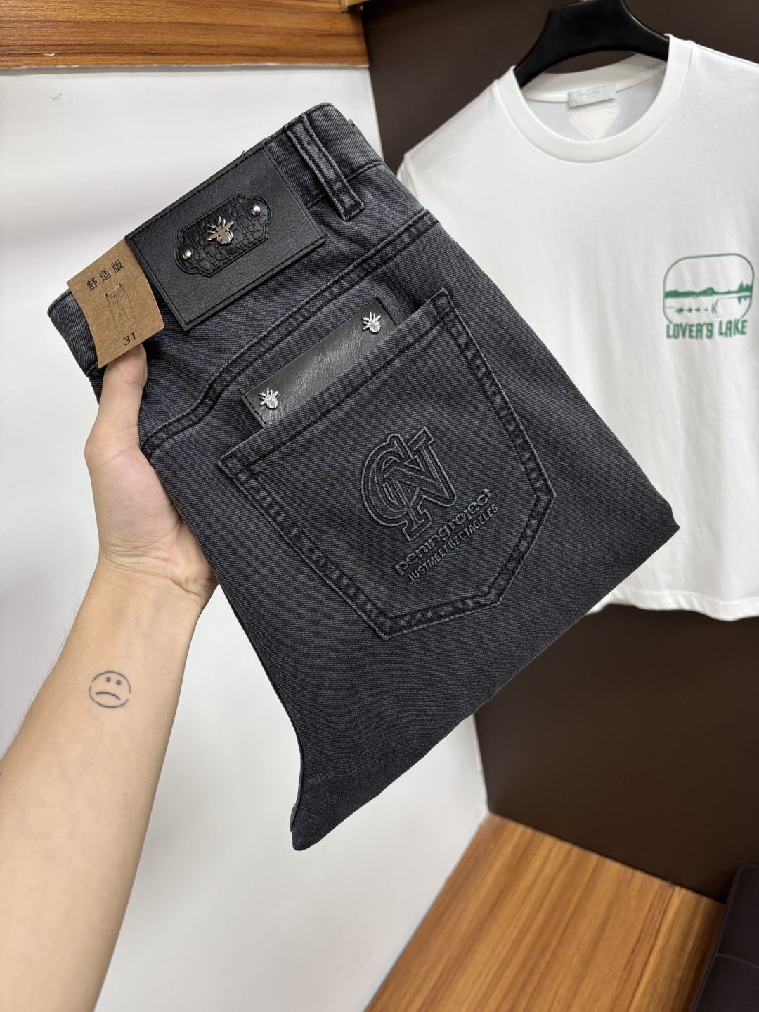 NO:914945,Dior's latest 2026 summer jeans are stress-free when entering and leaving the store. Best-selling models in the counter. Taste and value are shared. Very comfortable to wear. Low-key yet luxurious. Very classy to wear. Needless to say the trousers style and cut. The upper body is exquisite and vivid. Real first-class top quality. Really palace-level casual pants, using Turkish cotton to produce the most famous denim. Excellent quality. Heavy washing makes the pants very soft. Straight-leg version.  Not picky, the upper body is absolutely stylish XD25 Extremely luxurious!  Size 29-38,,dior,jeans,19860909迪奥 2026年夏季最新品牛仔裤出入专卖店无压力 专柜热销款 品味与价值共享 身穿着非常舒适 低调不失奢华 穿出去非常有档次,裤型款式和裁剪亦无需多言 上身精致跃然.真正一等一顶级质料 真正殿堂级的休闲裤,选用土耳其的棉花 生产出最有名的单宁布 品质卓然 经过重水洗使得裤子很柔软 直脚的版型 不挑人 上身绝对的有型 XD25 极度奢华！尺码29-38,,dior,jeans,,Men's clothing