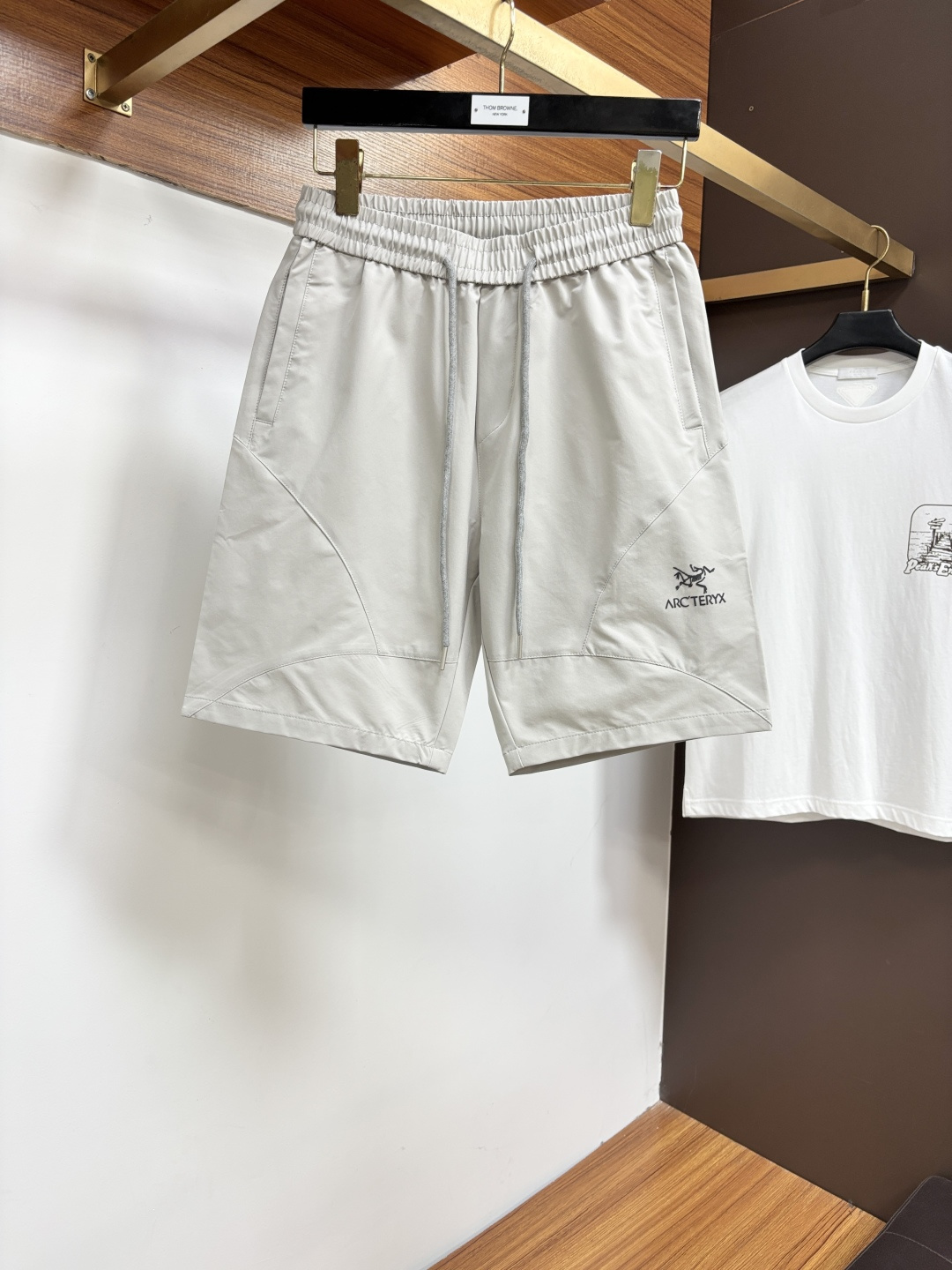NO:929968,Arc'teryx official website counters are available at the same time, the original order is very good, a super stylish casual shorts, customized original fabric, unique design, top-notch printing technology letter pattern logo, original hardware accessories decoration, extremely outstanding shorts, the materials and craftsmanship are extremely luxurious and exquisite, extremely high grade, handsome and stylish upper body, JZ recommends, size M-3XL, arc'teryx, shorts,19860909始祖鸟 官网专柜同步有售,原单狠货,超级有范儿的一款休闲短裤 定制原版面料,独特设计,顶级印花工艺字母图案logo,原版五金辅料装饰,极为翘楚的一款短裤,用料与工艺都极致奢华精湛,档次极高,上身帅气有型, JZ推荐,码数M-3XL,arc'teryx,shorts,,Men's clothing