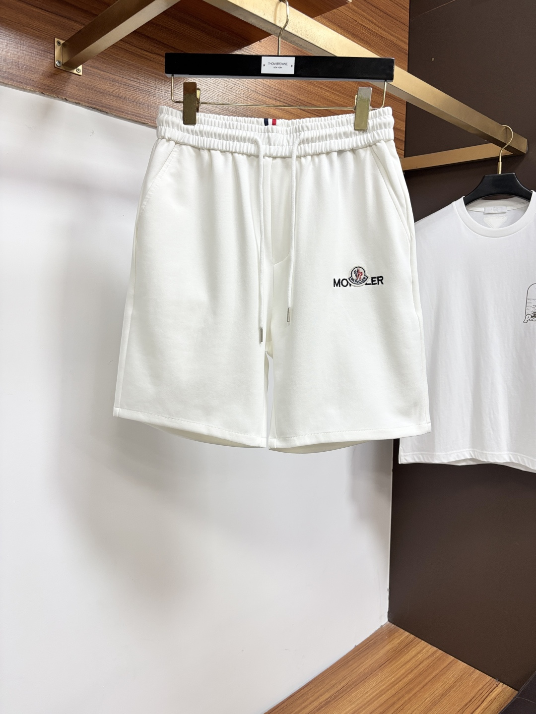 NO:929962,Mengkou's official website counter is available at the same time, the original order is very good, a super stylish casual shorts. Customized original fabric, unique design, top-notch printing technology letter pattern logo, original hardware accessories decoration, an extremely outstanding shorts, the materials and craftsmanship are extremely luxurious and exquisite, extremely high-grade, handsome and stylish upper body, JZ recommends, size M-3XL,, Moncler, shorts,19860909蒙口 官网专柜同步有售,原单狠货,超级有范儿的一款休闲短裤 定制原版面料,独特设计,顶级印花工艺字母图案logo,原版五金辅料装饰,极为翘楚的一款短裤,用料与工艺都极致奢华精湛,档次极高,上身帅气有型, JZ推荐,码数M-3XL,,Moncler,shorts,,Men's clothing