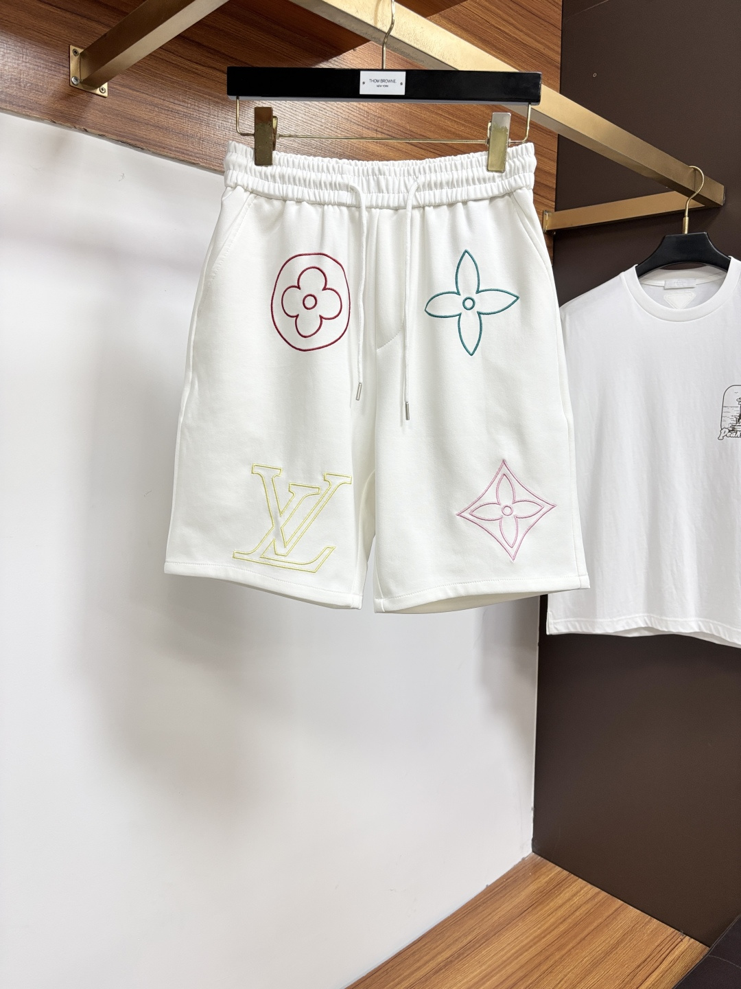 NO:929955,Available at the LV official website counter at the same time, original order, super stylish casual shorts, customized original fabric, unique design, top-notch printing technology letter pattern logo, original hardware accessories decoration, extremely outstanding shorts, materials and craftsmanship are extremely luxurious and exquisite, extremely high grade, handsome and stylish upper body, JZ recommends, size M-3XL,, louis vuitton, shorts,19860909LV 官网专柜同步有售,原单狠货,超级有范儿的一款休闲短裤 定制原版面料,独特设计,顶级印花工艺字母图案logo,原版五金辅料装饰,极为翘楚的一款短裤,用料与工艺都极致奢华精湛,档次极高,上身帅气有型, JZ推荐,码数M-3XL,,louis vuitton,shorts,,Men's clothing