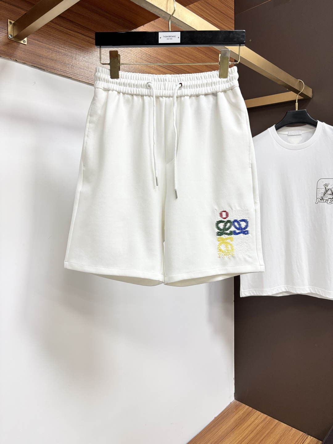 NO:929940,Loewe's official website counter is available at the same time, the original order is very good, a super stylish casual shorts, customized original fabric, unique design, top-notch printing technology letter pattern logo, original hardware accessories decoration, extremely outstanding shorts, the materials and craftsmanship are extremely luxurious and exquisite, extremely high-grade, handsome and stylish upper body, JZ recommends, size M-3XL,, loewe, shorts,19860909罗意威 官网专柜同步有售,原单狠货,超级有范儿的一款休闲短裤 定制原版面料,独特设计,顶级印花工艺字母图案logo,原版五金辅料装饰,极为翘楚的一款短裤,用料与工艺都极致奢华精湛,档次极高,上身帅气有型, JZ推荐,码数M-3XL,,loewe,shorts,,Men's clothing