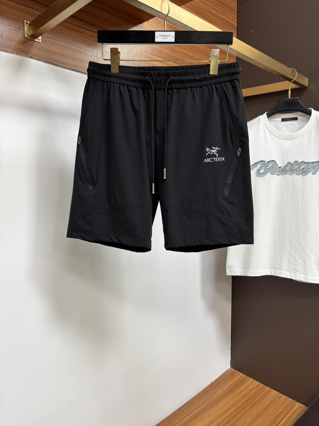 NO:929932,Arc'teryx official website counters are available at the same time, the original order is very good, a super stylish casual shorts, customized original fabric, unique design, top-notch printing technology letter pattern logo, original hardware accessories decoration, extremely outstanding shorts, the materials and craftsmanship are extremely luxurious and exquisite, extremely high grade, handsome and stylish upper body, JZ recommends, size M-3XL, arc'teryx, shorts,19860909始祖鸟 官网专柜同步有售,原单狠货,超级有范儿的一款休闲短裤 定制原版面料,独特设计,顶级印花工艺字母图案logo,原版五金辅料装饰,极为翘楚的一款短裤,用料与工艺都极致奢华精湛,档次极高,上身帅气有型, JZ推荐,码数M-3XL,arc'teryx,shorts,,Men's clothing