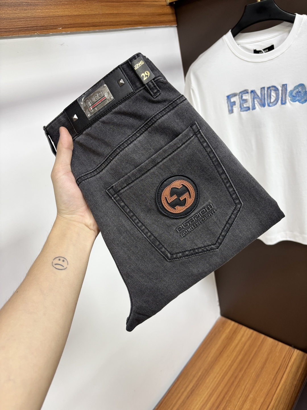 NO:912173,Gucci's latest 2026 summer jeans are stress-free in and out of the store. Best-selling models in the counter. Taste and value are shared. Very comfortable to wear. Low-key yet luxurious. Very classy to wear. Needless to say the trousers style and cut. The upper body is exquisite and vivid. Real first-class top quality. Really palace-level casual pants, using Turkish cotton. The most famous denim is produced. The quality is outstanding. After heavy washing, the pants are very soft. Straight-leg version.  Not picky, the upper body is absolutely stylish XD25 Extremely luxurious!  Size 29-38,,jeans,19860909古奇 2026年夏季最新品牛仔裤出入专卖店无压力 专柜热销款 品味与价值共享 身穿着非常舒适 低调不失奢华 穿出去非常有档次,裤型款式和裁剪亦无需多言 上身精致跃然.真正一等一顶级质料 真正殿堂级的休闲裤,选用土耳其的棉花 生产出最有名的单宁布 品质卓然 经过重水洗使得裤子很柔软 直脚的版型 不挑人 上身绝对的有型 XD25 极度奢华！尺码29-38,,jeans,,Men's clothing