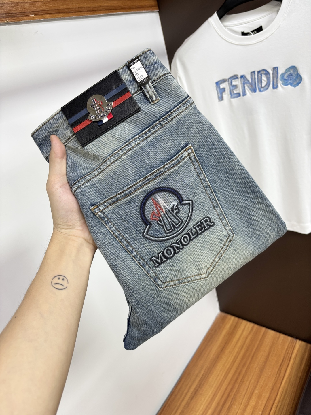 NO:912169,Mengkou's 2026 summer latest jeans, no pressure to go in and out of the store. Best-selling models in the counter. Shared taste and value. Very comfortable to wear. Low-key yet luxurious. Very classy to wear. Needless to say the trousers style and cut. The upper body is exquisite and vivid. Real first-class top quality. Really palace-level casual pants, using Turkish cotton. The most famous denim fabric is produced. The quality is outstanding. After heavy washing, the pants are very soft. Straight-leg version.  Not picky, the upper body is absolutely stylish XD25 Extremely luxurious!  Size 29-38,,Moncler,jeans,19860909蒙口 2026年夏季最新品牛仔裤出入专卖店无压力 专柜热销款 品味与价值共享 身穿着非常舒适 低调不失奢华 穿出去非常有档次,裤型款式和裁剪亦无需多言 上身精致跃然.真正一等一顶级质料 真正殿堂级的休闲裤,选用土耳其的棉花 生产出最有名的单宁布 品质卓然 经过重水洗使得裤子很柔软 直脚的版型 不挑人 上身绝对的有型 XD25 极度奢华！尺码29-38,,Moncler,jeans,,Men's clothing