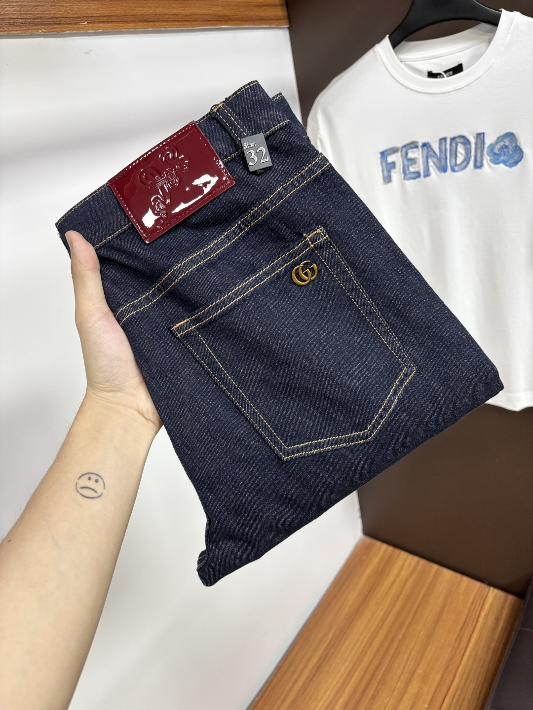 NO:912165,Gucci's latest 2026 summer jeans are stress-free in and out of the store. Best-selling models in the counter. Taste and value are shared. Very comfortable to wear. Low-key yet luxurious. Very classy to wear. Needless to say the trousers style and cut. The upper body is exquisite and vivid. Real first-class top quality. Really palace-level casual pants, using Turkish cotton. The most famous denim is produced. The quality is outstanding. After heavy washing, the pants are very soft. Straight-leg version.  Not picky, the upper body is absolutely stylish XD25 Extremely luxurious!  Size 29-38,,jeans,19860909古奇 2026年夏季最新品牛仔裤出入专卖店无压力 专柜热销款 品味与价值共享 身穿着非常舒适 低调不失奢华 穿出去非常有档次,裤型款式和裁剪亦无需多言 上身精致跃然.真正一等一顶级质料 真正殿堂级的休闲裤,选用土耳其的棉花 生产出最有名的单宁布 品质卓然 经过重水洗使得裤子很柔软 直脚的版型 不挑人 上身绝对的有型 XD25 极度奢华！尺码29-38,,jeans,,Men's clothing