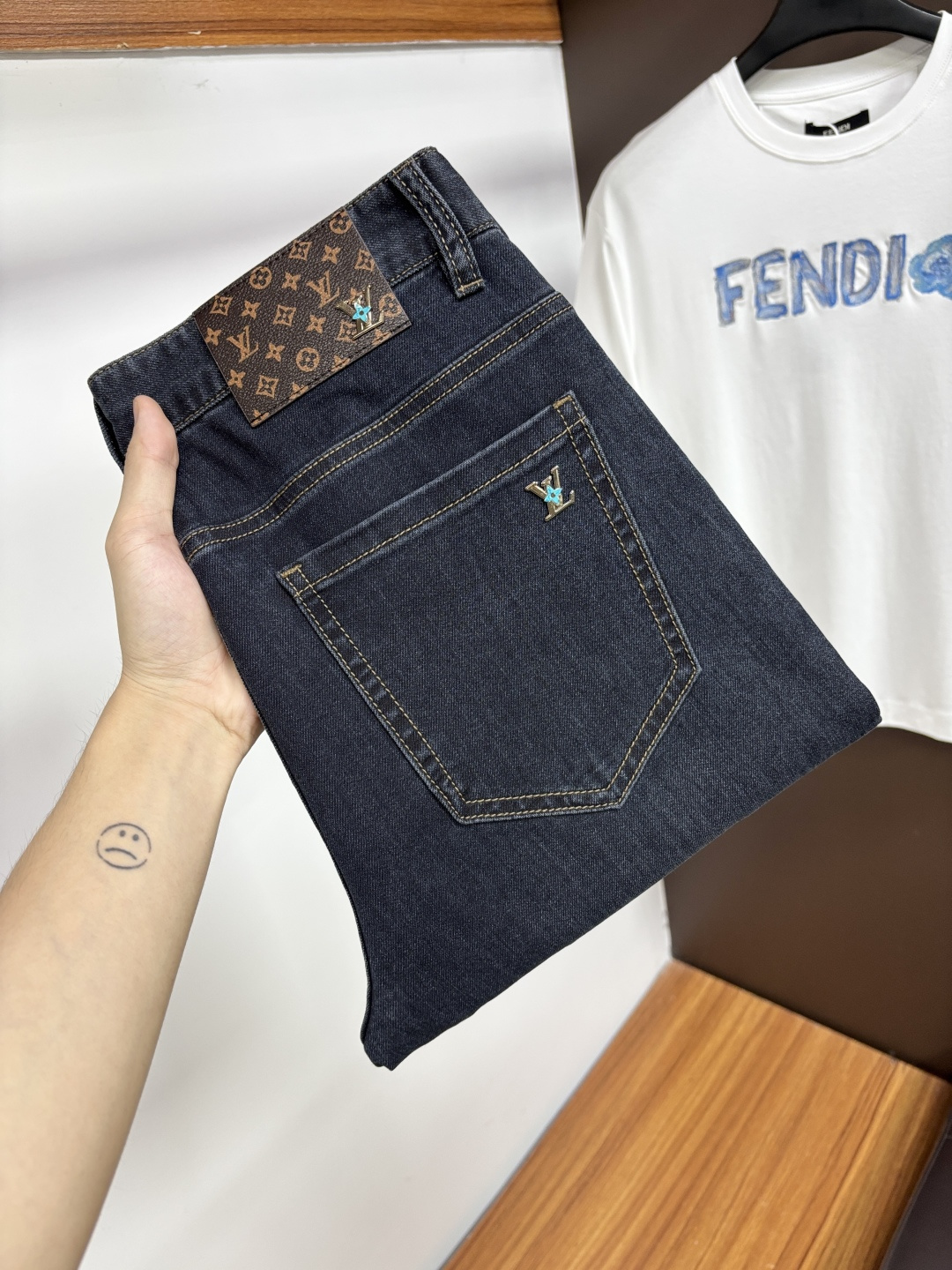 NO:912163,LV’s 2026 summer latest jeans are stress-free when entering and leaving the store. Best-selling models in the counter. Taste and value are shared. Very comfortable to wear. Low-key yet luxurious. Very classy to wear. Needless to say the trousers style and cut. The upper body is exquisite and vivid. Real first-class top quality materials. Really top-level casual pants, using Turkish cotton. The most famous denim is produced. The quality is outstanding. After heavy washing, the pants are very soft. The straight-leg version is not picky.  The upper body is absolutely stylish. XD25 is extremely luxurious!  Size 29-38,,louis vuitton,jeans,19860909LV 2026年夏季最新品牛仔裤出入专卖店无压力 专柜热销款 品味与价值共享 身穿着非常舒适 低调不失奢华 穿出去非常有档次,裤型款式和裁剪亦无需多言 上身精致跃然.真正一等一顶级质料 真正殿堂级的休闲裤,选用土耳其的棉花 生产出最有名的单宁布 品质卓然 经过重水洗使得裤子很柔软 直脚的版型 不挑人 上身绝对的有型 XD25 极度奢华！尺码29-38,,louis vuitton,jeans,,Men's clothing