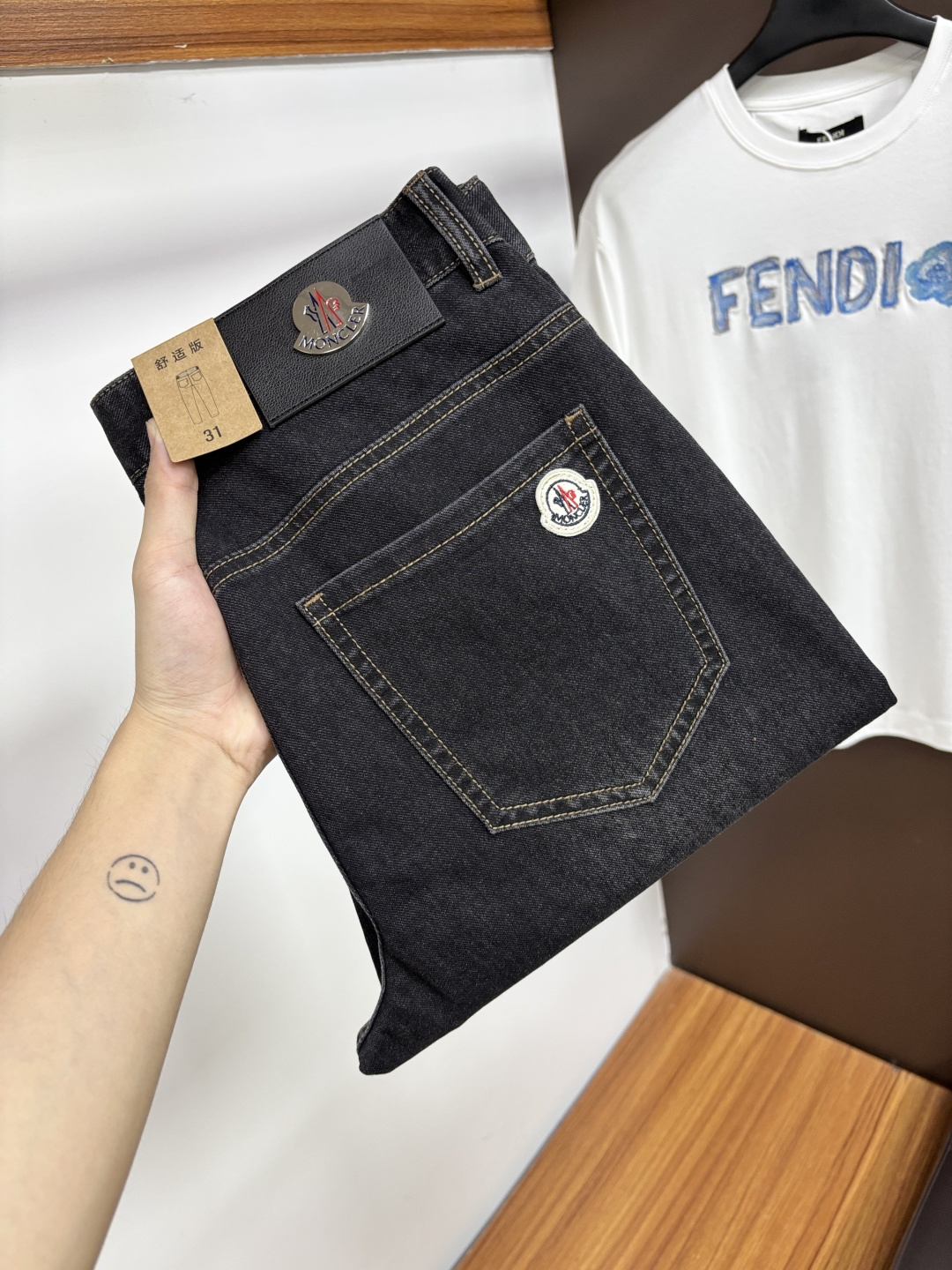 NO:912180,Mengkou's 2026 summer latest jeans, no pressure to go in and out of the store. Best-selling models in the counter. Shared taste and value. Very comfortable to wear. Low-key yet luxurious. Very classy to wear. Needless to say the trousers style and cut. The upper body is exquisite and vivid. Real first-class top quality. Really palace-level casual pants, using Turkish cotton. The most famous denim fabric is produced. The quality is outstanding. After heavy washing, the pants are very soft. Straight-leg version.  Not picky, the upper body is absolutely stylish XD25 Extremely luxurious!  Size 29-38,,Moncler,jeans,19860909蒙口 2026年夏季最新品牛仔裤出入专卖店无压力 专柜热销款 品味与价值共享 身穿着非常舒适 低调不失奢华 穿出去非常有档次,裤型款式和裁剪亦无需多言 上身精致跃然.真正一等一顶级质料 真正殿堂级的休闲裤,选用土耳其的棉花 生产出最有名的单宁布 品质卓然 经过重水洗使得裤子很柔软 直脚的版型 不挑人 上身绝对的有型 XD25 极度奢华！尺码29-38,,Moncler,jeans,,Men's clothing