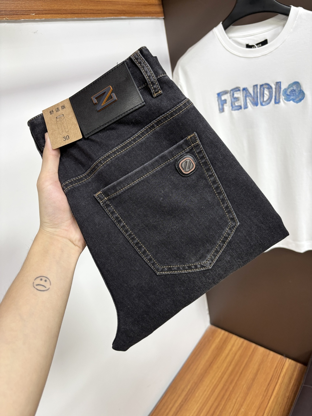 NO:912178,Ermenegildo Zegna's 2026 summer latest jeans, no pressure to go in and out of the store. Best-selling models in the counter. Shared taste and value. Very comfortable to wear. Low-key yet luxurious. Very classy to wear. Needless to say the trousers style and cut. The upper body is exquisite and vivid. Real first-class top quality. Really palace-level casual pants, using Turkish cotton. The most famous denim is produced. The quality is outstanding. After heavy washing, the pants are very soft. Straight-leg version.  Not picky, the upper body is absolutely stylish XD25 Extremely luxurious!  Size 29-38,,zegna,jeans,19860909杰尼亚 2026年夏季最新品牛仔裤出入专卖店无压力 专柜热销款 品味与价值共享 身穿着非常舒适 低调不失奢华 穿出去非常有档次,裤型款式和裁剪亦无需多言 上身精致跃然.真正一等一顶级质料 真正殿堂级的休闲裤,选用土耳其的棉花 生产出最有名的单宁布 品质卓然 经过重水洗使得裤子很柔软 直脚的版型 不挑人 上身绝对的有型 XD25 极度奢华！尺码29-38,,zegna,jeans,,Men's clothing