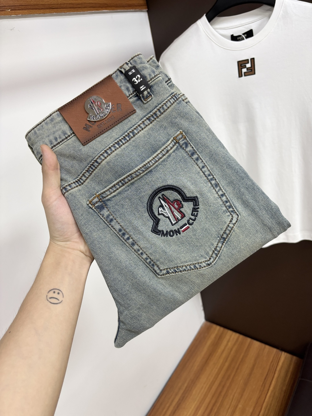 NO:914962,Mengkou's 2026 summer latest jeans, no pressure to go in and out of the store. Best-selling models in the counter. Shared taste and value. Very comfortable to wear. Low-key yet luxurious. Very classy to wear. Needless to say the trousers style and cut. The upper body is exquisite and vivid. Real first-class top quality. Really palace-level casual pants, using Turkish cotton. The most famous denim fabric is produced. The quality is outstanding. After heavy washing, the pants are very soft. Straight-leg version.  Not picky, the upper body is absolutely stylish XD25 Extremely luxurious!  Size 29-38,,Moncler,jeans,19860909蒙口 2026年夏季最新品牛仔裤出入专卖店无压力 专柜热销款 品味与价值共享 身穿着非常舒适 低调不失奢华 穿出去非常有档次,裤型款式和裁剪亦无需多言 上身精致跃然.真正一等一顶级质料 真正殿堂级的休闲裤,选用土耳其的棉花 生产出最有名的单宁布 品质卓然 经过重水洗使得裤子很柔软 直脚的版型 不挑人 上身绝对的有型 XD25 极度奢华！尺码29-38,,Moncler,jeans,,Men's clothing