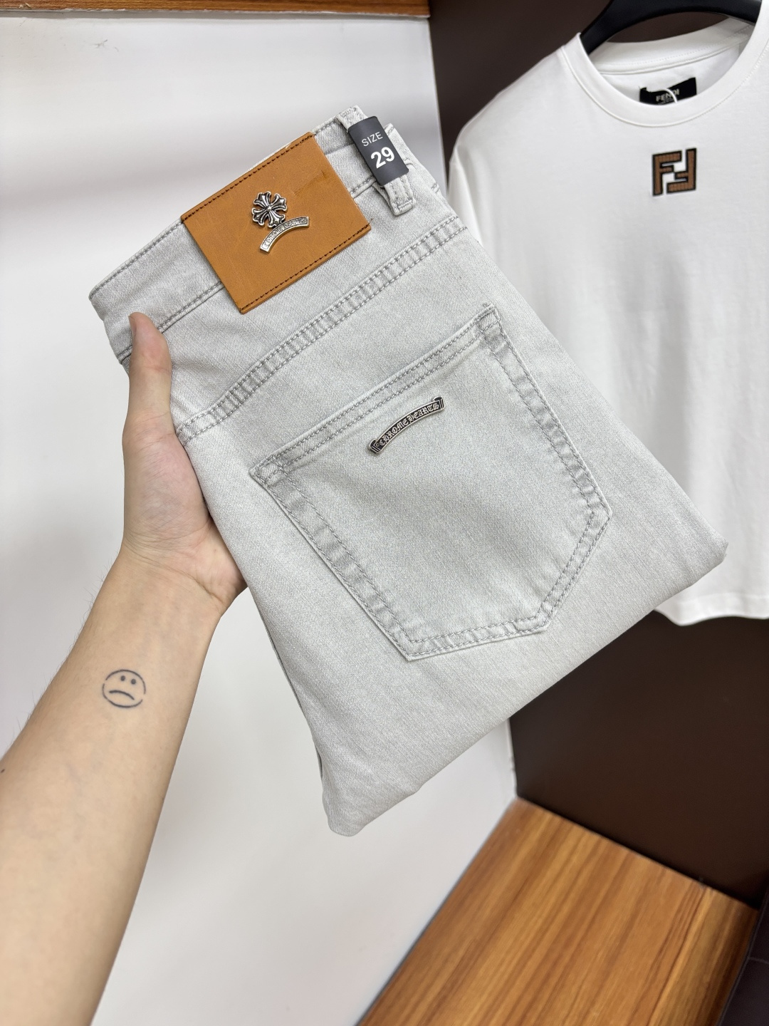 NO:914959,Kroxin's 2026 summer latest jeans, no pressure to go in and out of the store. Best-selling models in the counter. Shared taste and value. Very comfortable to wear. Low-key yet luxurious. Very classy to wear. Needless to say the trousers style and cut. The upper body is exquisite and vivid. Real first-class top quality. Really palace-level casual pants, using Turkish cotton. The most famous denim is produced. The quality is outstanding. After heavy washing, the pants are very soft. Straight-leg version.  Not picky, the upper body is absolutely stylish XD25 Extremely luxurious!  Size 29-38,,chrome hearts,jeans,19860909克罗心 2026年夏季最新品牛仔裤出入专卖店无压力 专柜热销款 品味与价值共享 身穿着非常舒适 低调不失奢华 穿出去非常有档次,裤型款式和裁剪亦无需多言 上身精致跃然.真正一等一顶级质料 真正殿堂级的休闲裤,选用土耳其的棉花 生产出最有名的单宁布 品质卓然 经过重水洗使得裤子很柔软 直脚的版型 不挑人 上身绝对的有型 XD25 极度奢华！尺码29-38,,chrome hearts,jeans,,Men's clothing