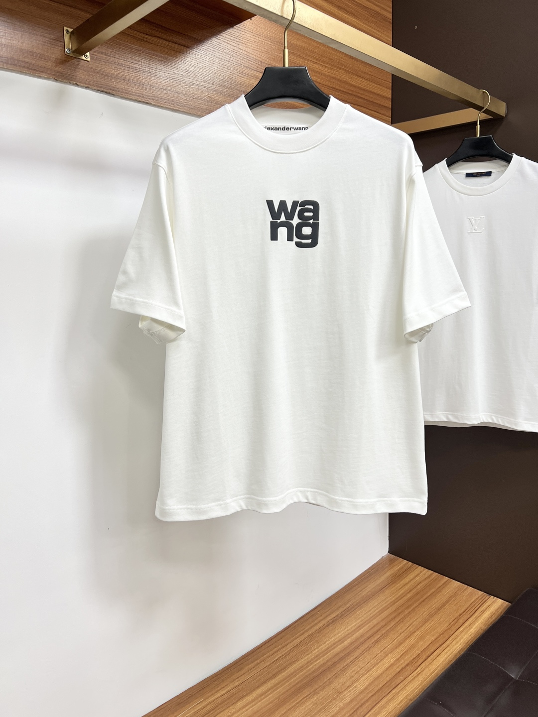 NO:914974,Alexander Wang loose fit S-XL  The 2026 spring and summer short sleeves are mainly based on three-dimensional patchwork embroidery, and cleverly integrate the front and rear panels with corresponding logo counter elements, breaking the monotony of traditional short sleeves and highlighting individuality and uninhibitedness. The three-dimensional tailoring fits the body shape, and the design is neat and stylish, easily elongating the leg lines, creating a casual and free style. High quality  The fabric is comfortable and warm, has both thermal insulation and comfort, and is suitable for daily outings or light outdoor scenes. The triangular jacquard embellishment on the back adds a fashionable texture. Whether it is a casual look with a T-shirt and jeans, or a layered mix and match style, it can be easily managed. It is an indispensable fashion item in the transitional season between spring and summer.  Spot color ST,,alexander wang,jeans,T-shirt,tees,t-shirt,19860909亚历山大王 宽松版型S-XL 2026春夏短袖,以贴布立体刺绣为主调,巧妙融入前后幅对应logo专柜元素,打破传统短袖的单调感,彰显个性与不羁.立体剪裁贴合身形,设计利落有型,轻松拉长腿部线条,打造随性洒脱的休闲风格.优质面料舒适保暖,兼具保温性与舒适感,适合日常出街或轻户外场景.细节后背三角提花点缀,增添时尚质感,无论是搭配T恤牛仔裤的休闲look,还是叠的混搭风,都能轻松驾驭,是春夏过渡季不可或缺的时尚单品. 现货颜色ST,,alexander wang,jeans,T-shirt,tees，t-shirt,,Men's clothing