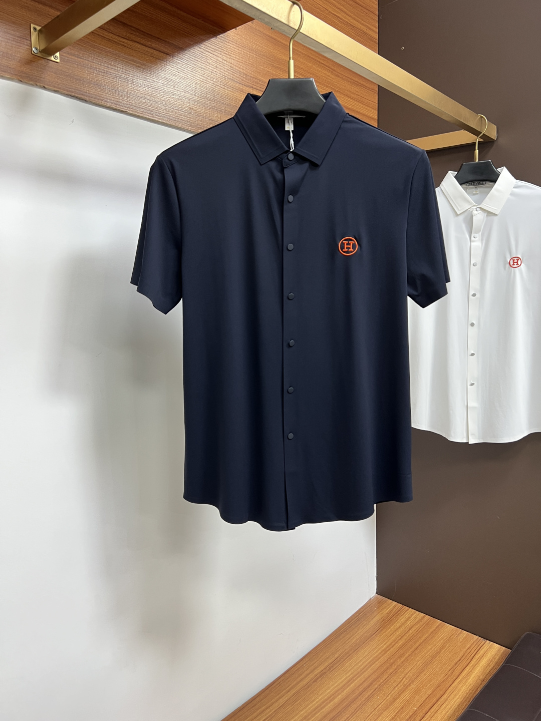 NO:914931,Hermès is a must-have item for high-end business, white-collar workers and office workers!  Seamless laminated ice silk casual business short-sleeved shirt, technical fabric, ice silk traceless, great body feel, smooth feel and great texture!  It has good elasticity and no sense of restraint. The fabric has breathable mesh, moisture-wicking, quick-drying and keeps you dry. The small lapel placket design shows a tall and straight posture without being too soft. The simple style can be used for both business and leisure. Highly recommended!  High-elastic ice silk, the touch is as smooth as jade silk, clean and neat, elegant and gentlemanly. High-end materials, the focus is on the fabric, quality control must be top-notch, the hand feels extremely delicate and smooth, the fabric has a good luster and the upper body frame feels good, it is a mature quality men's clothing!  Sweat-free in summer, a new ZJ experience for business, commuting and leisure M-4XL, hermes, shirts, T-shirt,19860909爱马仕 高端商务 白领 单位人士必入单品！ 无痕压胶冰丝休闲商务短袖衬衫,科技面料,冰丝无痕,体感非常棒,手感顺滑质感很棒！弹性好,无任何束缚感,面料自带透气网孔,吸湿排汗,速干保持干爽,小翻领门襟排扣设计,展露挺拔姿态,不软踏,简约款式,商务休闲都可驾驭,强烈推荐！高弹冰丝,触感堪比玉蚕丝一样丝滑,干净利落,儒雅绅士风度.高级材质,重点就是面料上,品控的必上,手感极其细腻光滑,面料光泽感和上身骨架感好,打招成熟品质男装！夏天出汗秒干,ZJ全新体验 商务通勤休闲 M-4XL,,hermes,shirts,T-shirt,,Men's clothing