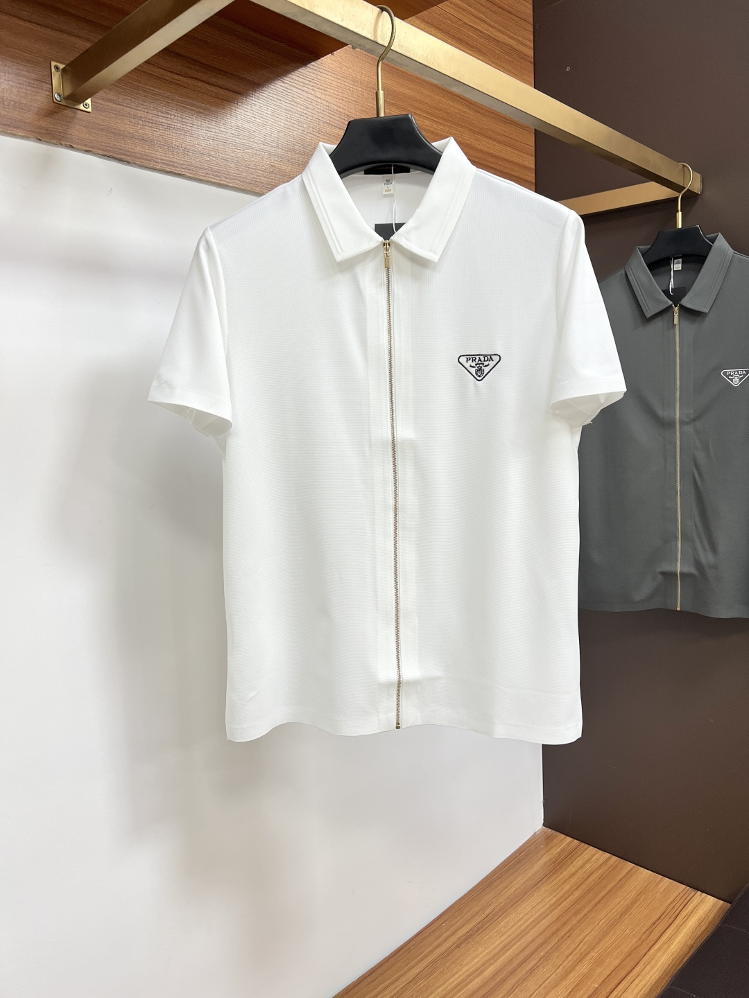 NO:914928,Prada is a must-have item for high-end business, white-collar workers and office workers!  Seamless laminated ice silk casual business short-sleeved shirt, technical fabric, ice silk traceless, great body feel, smooth feel and great texture!  It has good elasticity and no sense of restraint. The fabric has breathable mesh, moisture-wicking, quick-drying and keeps you dry. The small lapel placket design shows a tall and straight posture without being too soft. The simple style can be used for both business and leisure. Highly recommended!  High-elastic ice silk, the touch is as smooth as jade silk, clean and neat, elegant and gentlemanly. High-end materials, the focus is on the fabric, quality control must be top-notch, the hand feels extremely delicate and smooth, the fabric has a good luster and the upper body frame feels good, it is a mature quality men's clothing!  Sweat dries up in seconds in summer, ZJ’s new experience for business, commuting and leisure M-4XL, prada, shirts, T-shirt,19860909普拉达 高端商务 白领 单位人士必入单品！ 无痕压胶冰丝休闲商务短袖衬衫,科技面料,冰丝无痕,体感非常棒,手感顺滑质感很棒！弹性好,无任何束缚感,面料自带透气网孔,吸湿排汗,速干保持干爽,小翻领门襟排扣设计,展露挺拔姿态,不软踏,简约款式,商务休闲都可驾驭,强烈推荐！高弹冰丝,触感堪比玉蚕丝一样丝滑,干净利落,儒雅绅士风度.高级材质,重点就是面料上,品控的必上,手感极其细腻光滑,面料光泽感和上身骨架感好,打招成熟品质男装！夏天出汗秒干,ZJ全新体验 商务通勤休闲 M-4XL,,prada,shirts,T-shirt,,Men's clothing