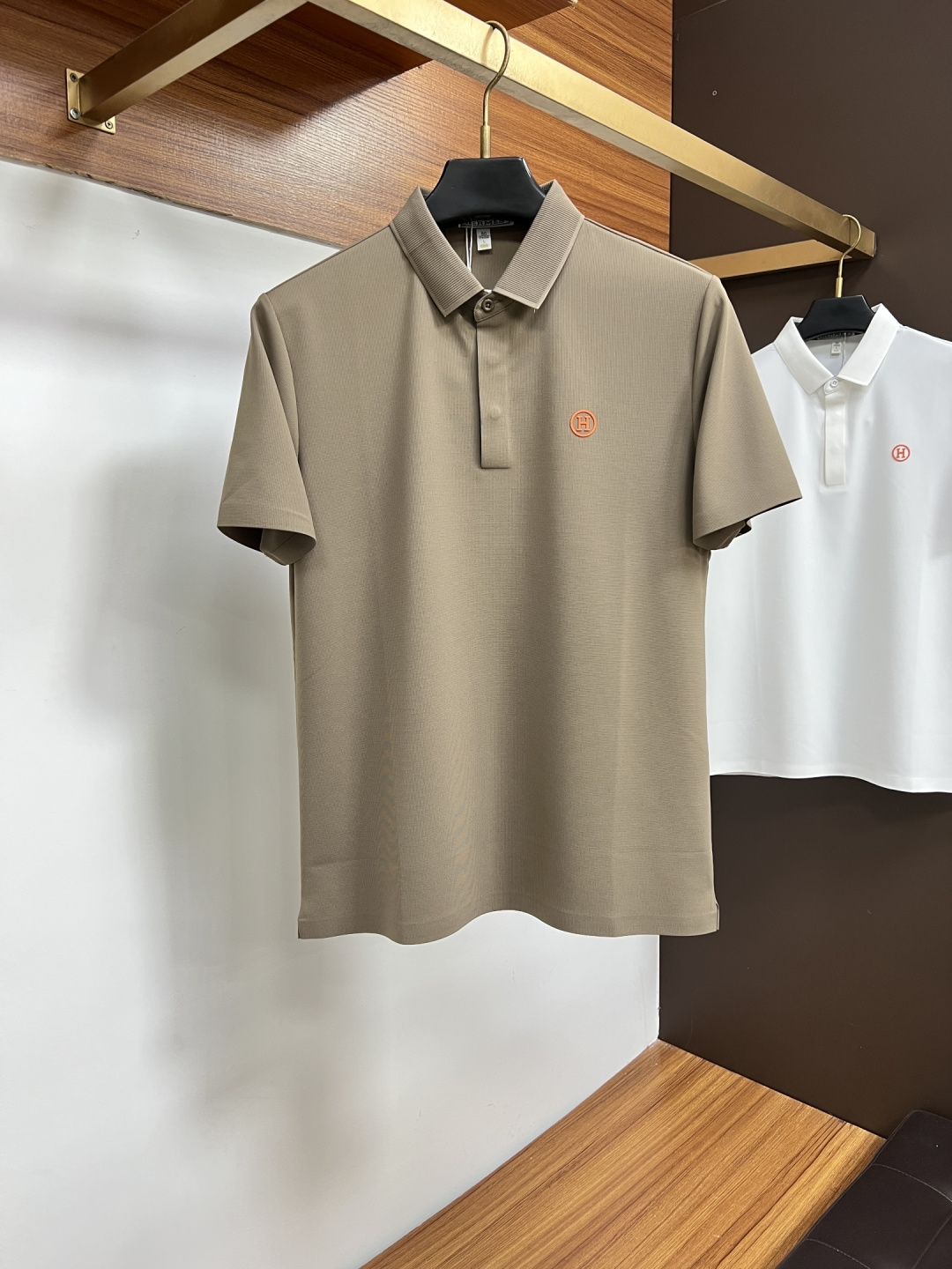 NO:914925,Hermès  The classic Polo collar design for spring and summer 2026, with simple single-breasted buttons, neat and smooth lines, cleverly modifying the neck line, showing an elegant gentleman's style. The exquisite brand logo on the left chest uses a seamless gluing process, which is delicate and smooth, revealing a luxurious texture in a low-key manner, showing the brand's ingenuity and pursuit of quality in every detail. Selected high-quality fabrics, soft to the touch  It is smooth, breathable and comfortable to wear. Whether it is paired with casual trousers to attend business occasions to show professionalism or combined with jeans to create a daily look to create a relaxed and comfortable atmosphere, it can be perfectly adapted. ZJ helps you interpret various styles with ease and show your unique taste. Sizes M-4XL, hermes, jeans,19860909爱马仕 2026春夏经典的Polo领设计,搭配简洁的单排扣,线条利落流畅,巧妙修饰颈部线条,彰显优雅绅士格调.左胸处精致的品牌标识,采用无痕压胶工艺,细腻而平整,低调间流露奢华质感,于细微之处展现品牌匠心与品质追求.精选优质面料,触感柔软顺滑,透气性佳,穿着舒适自在.无论是搭配休闲西裤出席商务场合,展现专业干练；还是与牛仔裤组合打造日常造型,营造轻松惬意氛围,它都能完美适配,ZJ助你以从容姿态诠释多样风格,尽显独特品味.尺码M-4XL,,hermes,jeans,,Men's clothing