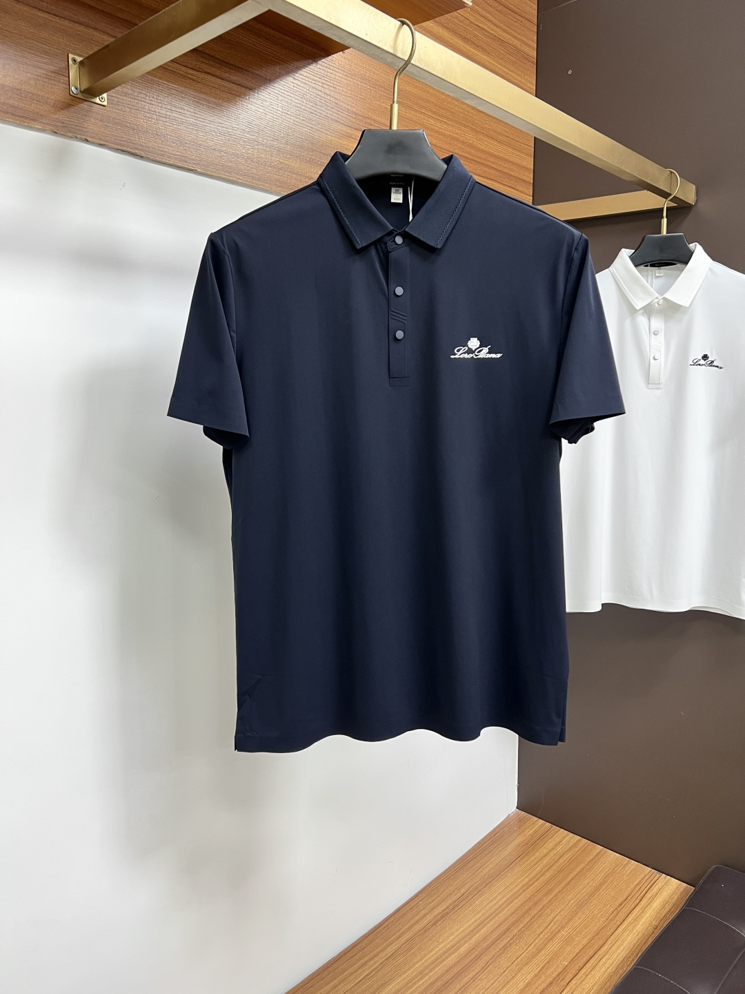 NO:914922,Nuoyoupanya  The classic Polo collar design for spring and summer 2026, with simple single-breasted buttons, neat and smooth lines, cleverly modifying the neck line, showing an elegant gentleman's style. The exquisite brand logo on the left chest uses a seamless gluing process, which is delicate and smooth, showing a luxurious texture in a low-key manner, showing the brand's ingenuity and pursuit of quality in every detail. Selected high-quality fabrics,  It feels soft and smooth, has good breathability, and is comfortable to wear. Whether it is worn with casual trousers to attend business occasions to show professionalism or combined with jeans to create a daily look, creating a relaxed and comfortable atmosphere, it can be perfectly adapted. ZJ helps you interpret various styles with ease and show your unique taste. Sizes M-4XL,,jeans,19860909诺悠翩雅 2026春夏经典的Polo领设计,搭配简洁的单排扣,线条利落流畅,巧妙修饰颈部线条,彰显优雅绅士格调.左胸处精致的品牌标识,采用无痕压胶工艺,细腻而平整,低调间流露奢华质感,于细微之处展现品牌匠心与品质追求.精选优质面料,触感柔软顺滑,透气性佳,穿着舒适自在.无论是搭配休闲西裤出席商务场合,展现专业干练；还是与牛仔裤组合打造日常造型,营造轻松惬意氛围,它都能完美适配,ZJ助你以从容姿态诠释多样风格,尽显独特品味.尺码M-4XL,,jeans,,Men's clothing