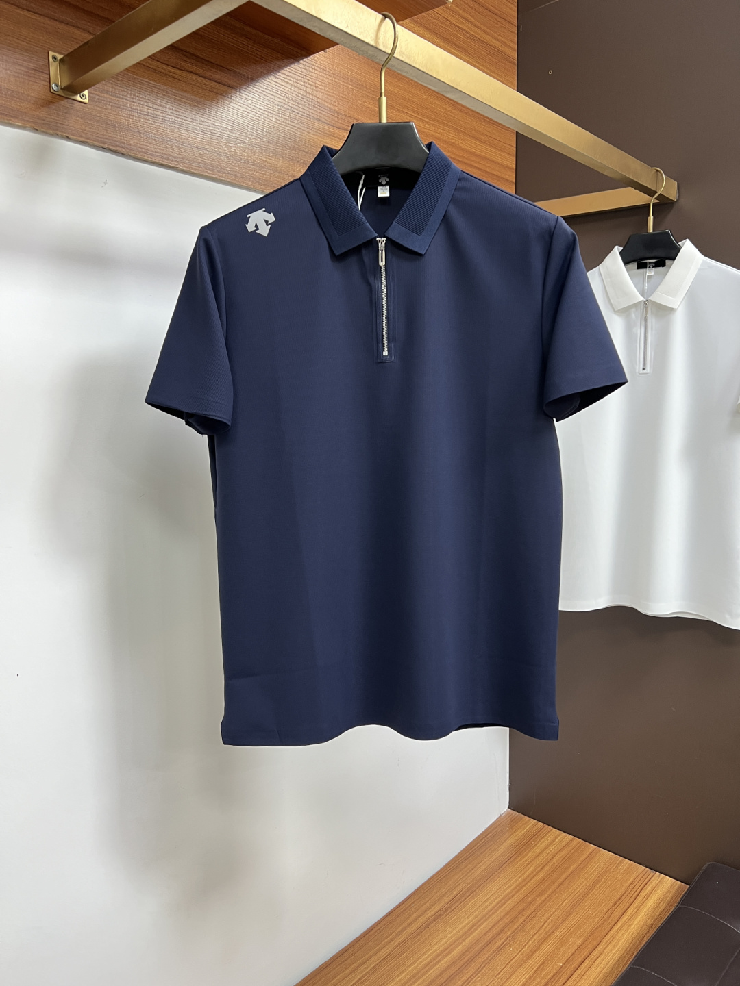 NO:929800,Descente's 2025 spring and summer classic Polo collar design, with simple single-breasted buttons, neat and smooth lines, cleverly modifying the neck line, showing an elegant gentleman's style. The exquisite brand logo on the left chest uses a seamless gluing process, which is delicate and smooth, revealing a luxurious texture in a low-key manner, showing the brand's ingenuity and pursuit of quality in every detail.  Selected high-quality fabrics are soft and smooth to the touch, have good breathability, and are comfortable to wear. Whether worn with casual trousers to attend business occasions to show professionalism or combined with jeans to create a daily look and create a relaxed and comfortable atmosphere, it can be perfectly adapted. ZJ helps you interpret various styles with ease and show your unique taste. Sizes M-4XL,,jeans,19860909迪桑特 2025春夏经典的Polo领设计,搭配简洁的单排扣,线条利落流畅,巧妙修饰颈部线条,彰显优雅绅士格调.左胸处精致的品牌标识,采用无痕压胶工艺,细腻而平整,低调间流露奢华质感,于细微之处展现品牌匠心与品质追求. 精选优质面料,触感柔软顺滑,透气性佳,穿着舒适自在.无论是搭配休闲西裤出席商务场合,展现专业干练；还是与牛仔裤组合打造日常造型,营造轻松惬意氛围,它都能完美适配,ZJ助你以从容姿态诠释多样风格,尽显独特品味. 尺码M-4XL,,jeans,,Men's clothing