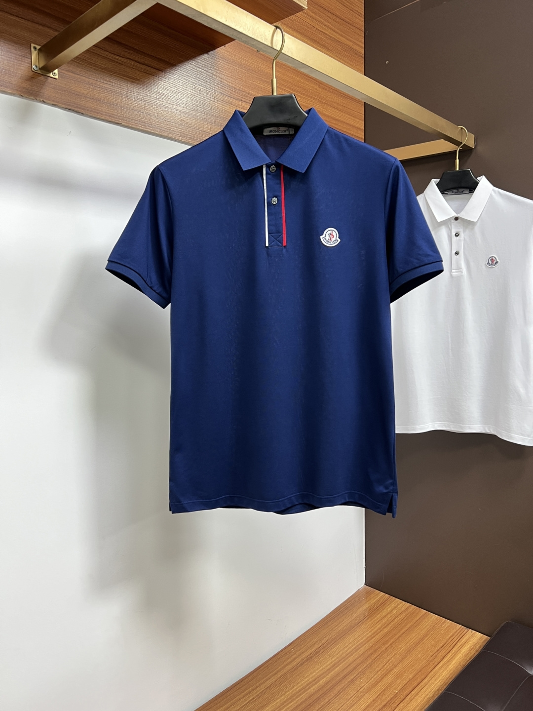NO:929788,Muzzle 2025 spring and summer classic Polo collar design, with simple single-breasted buttons, neat and smooth lines, cleverly modifying the neck line, showing an elegant gentleman's style. The exquisite brand logo on the left chest uses a seamless gluing process, which is delicate and smooth, revealing a luxurious texture in a low-key manner, showing the brand's ingenuity and pursuit of quality in every detail.  Selected high-quality fabrics are soft and smooth to the touch, have good breathability, and are comfortable to wear. Whether paired with casual trousers to attend business occasions to show professionalism or combined with jeans to create a daily look to create a relaxed and comfortable atmosphere, it can be perfectly adapted. ZJ helps you interpret various styles with ease and show your unique taste. Sizes M-4XL,,Moncler,jeans,19860909蒙口 2025春夏经典的Polo领设计,搭配简洁的单排扣,线条利落流畅,巧妙修饰颈部线条,彰显优雅绅士格调.左胸处精致的品牌标识,采用无痕压胶工艺,细腻而平整,低调间流露奢华质感,于细微之处展现品牌匠心与品质追求. 精选优质面料,触感柔软顺滑,透气性佳,穿着舒适自在.无论是搭配休闲西裤出席商务场合,展现专业干练；还是与牛仔裤组合打造日常造型,营造轻松惬意氛围,它都能完美适配,ZJ助你以从容姿态诠释多样风格,尽显独特品味. 尺码M-4XL,,Moncler,jeans,,Men's clothing