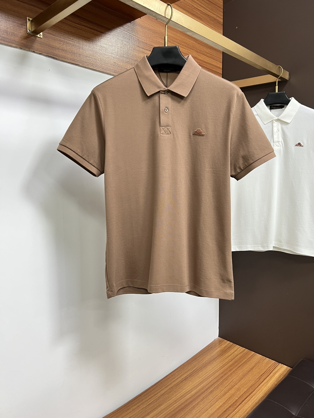NO:912136,Nuoyou Panya 2026 spring and summer classic Polo collar design, with simple single-breasted buttons, neat and smooth lines, cleverly modifying the neck line, showing an elegant gentleman's style. The exquisite brand logo on the left chest is made of traceless gluing technology, which is delicate and smooth, revealing a luxurious texture in a low-key manner, showing the brand's ingenuity and pursuit of quality in every detail.  Selected high-quality fabrics are soft and smooth to the touch, have good breathability, and are comfortable to wear. Whether worn with casual trousers to attend business occasions to show professionalism or combined with jeans to create a daily look to create a relaxed and comfortable atmosphere, it can be perfectly adapted. PX helps you interpret various styles with ease and show your unique taste. Sizes M-4XL,,jeans,19860909诺悠翩雅 2026春夏经典的Polo领设计,搭配简洁的单排扣,线条利落流畅,巧妙修饰颈部线条,彰显优雅绅士格调.左胸处精致的品牌标识,采用无痕压胶工艺,细腻而平整,低调间流露奢华质感,于细微之处展现品牌匠心与品质追求. 精选优质面料,触感柔软顺滑,透气性佳,穿着舒适自在.无论是搭配休闲西裤出席商务场合,展现专业干练；还是与牛仔裤组合打造日常造型,营造轻松惬意氛围,它都能完美适配,PX助你以从容姿态诠释多样风格,尽显独特品味. 尺码M-4XL,,jeans,,Men's clothing