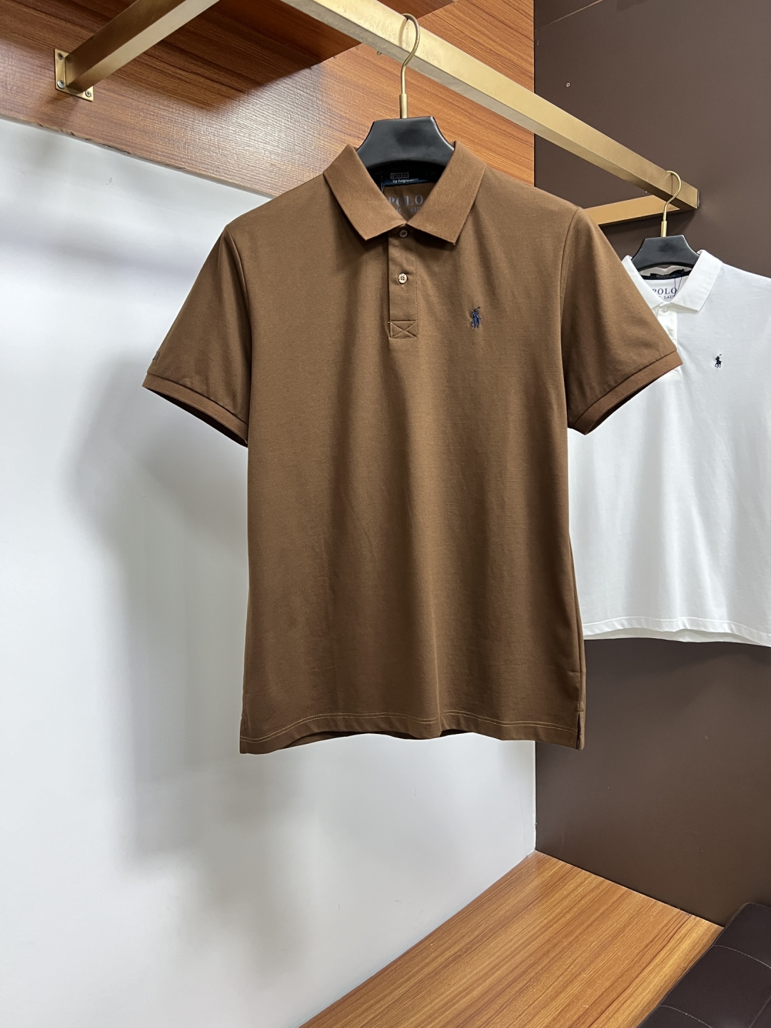 NO:912133,Paul's 2026 spring and summer classic Polo collar design, with simple single-breasted buttons, neat and smooth lines, cleverly modifying the neck line, showing an elegant gentleman's style. The exquisite brand logo on the left chest uses a seamless gluing process, which is delicate and smooth, revealing a luxurious texture in a low-key manner, showing the brand's ingenuity and pursuit of quality in every detail.  Selected high-quality fabrics are soft and smooth to the touch, have good breathability, and are comfortable to wear. Whether worn with casual trousers to attend business occasions to show professionalism or combined with jeans to create a daily look to create a relaxed and comfortable atmosphere, it can be perfectly adapted. PX helps you interpret various styles with ease and show your unique taste. Sizes M-4XL,,jeans,19860909保罗 2026春夏经典的Polo领设计,搭配简洁的单排扣,线条利落流畅,巧妙修饰颈部线条,彰显优雅绅士格调.左胸处精致的品牌标识,采用无痕压胶工艺,细腻而平整,低调间流露奢华质感,于细微之处展现品牌匠心与品质追求. 精选优质面料,触感柔软顺滑,透气性佳,穿着舒适自在.无论是搭配休闲西裤出席商务场合,展现专业干练；还是与牛仔裤组合打造日常造型,营造轻松惬意氛围,它都能完美适配,PX助你以从容姿态诠释多样风格,尽显独特品味. 尺码M-4XL,,jeans,,Men's clothing