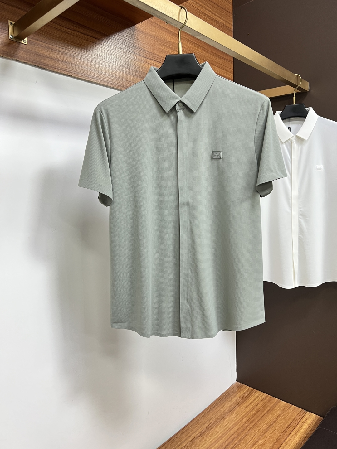 NO:912122,Armani 2026 spring and summer classic Polo collar design, with simple single-breasted buttons, neat and smooth lines, cleverly modifying the neck line, showing an elegant gentleman's style. The exquisite brand logo on the left chest uses a seamless gluing process, which is delicate and smooth, revealing a luxurious texture in a low-key manner, showing the brand's ingenuity and pursuit of quality in every detail.  Selected high-quality fabrics are soft and smooth to the touch, have good breathability, and are comfortable to wear. Whether paired with casual trousers to attend business occasions to show professionalism or combined with jeans to create a daily look to create a relaxed and comfortable atmosphere, it can be perfectly adapted. PX helps you interpret various styles with ease and show your unique taste. Sizes M-4XL,,armani,jeans,19860909阿玛尼 2026春夏经典的Polo领设计,搭配简洁的单排扣,线条利落流畅,巧妙修饰颈部线条,彰显优雅绅士格调.左胸处精致的品牌标识,采用无痕压胶工艺,细腻而平整,低调间流露奢华质感,于细微之处展现品牌匠心与品质追求. 精选优质面料,触感柔软顺滑,透气性佳,穿着舒适自在.无论是搭配休闲西裤出席商务场合,展现专业干练；还是与牛仔裤组合打造日常造型,营造轻松惬意氛围,它都能完美适配,PX助你以从容姿态诠释多样风格,尽显独特品味. 尺码M-4XL,,armani,jeans,,Men's clothing
