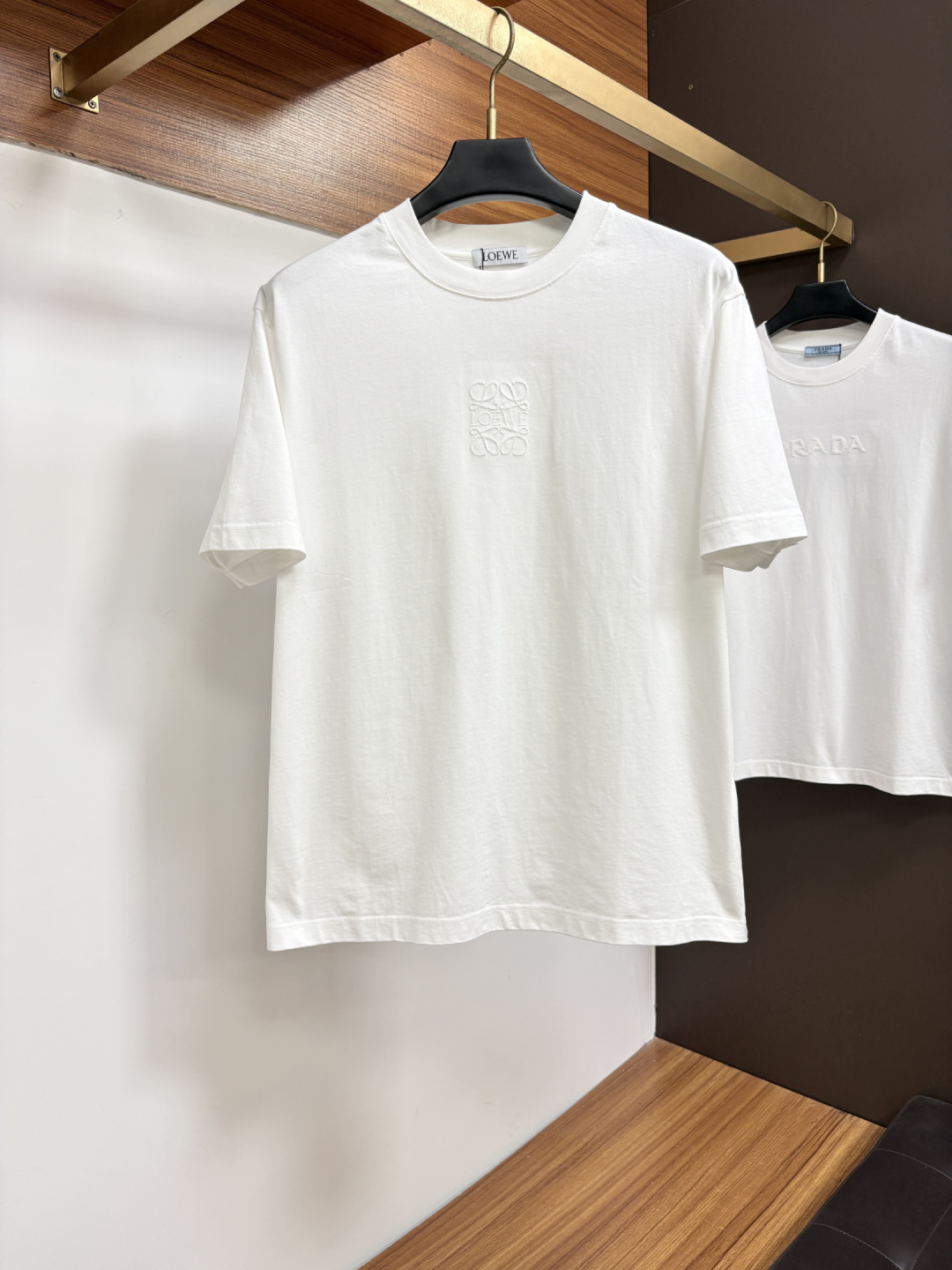NO:956499,Loewe 26 spring and summer new brand letter logo logo short-sleeved T-shirt, ST customized 80-count double-ply cotton fabric; two colors are shipped together. Size: S-2XL, please state your height and weight when ordering, loewe, T-shirt, tees, t-shirt,19860909罗意威 26春夏新品品牌字母徽标标识短袖T恤,ST定制80支双股棉面料；两色齐发 尺码:S-2XL报单请报身高体重,,loewe,T-shirt,tees，t-shirt,,Men's clothing