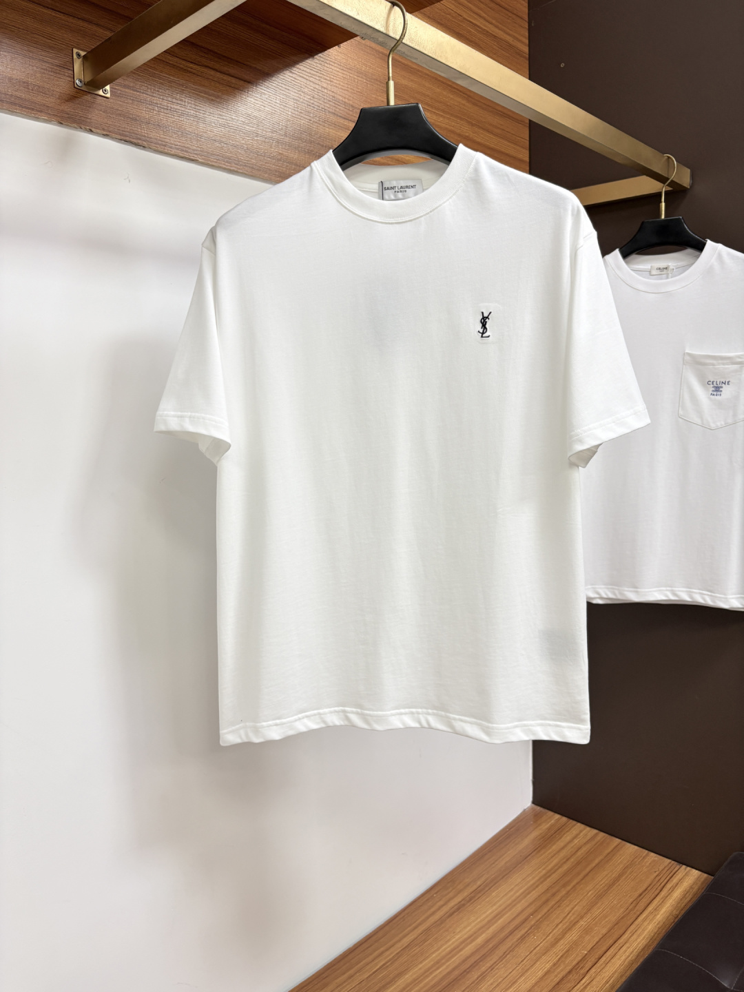 NO:956460,Yves Saint Laurent loose fit S-XXL  The 2026 spring and summer short sleeves are mainly based on three-dimensional patchwork embroidery, and cleverly incorporate the corresponding logo counter elements on the front and back panels, breaking the monotony of traditional short sleeves and highlighting individuality and uninhibitedness. The three-dimensional tailoring fits the body shape, and the design is neat and stylish, easily elongating the leg lines, creating a casual and free casual style. High-quality surface  The material is comfortable and warm, has both thermal insulation and comfort, and is suitable for daily outings or light outdoor scenes. The triangular jacquard embellishment on the back adds a fashionable texture. Whether it is a casual look with a T-shirt and jeans, or a layered mix and match style, it can be easily controlled. ST is an indispensable fashion item in the spring and summer transitional seasons.  Spot color: ST, saint laurent, jeans, T-shirt, tees, t-shirt,19860909圣罗兰 宽松版型S-XXL 2026春夏短袖,以贴布立体刺绣为主调,巧妙融入前后幅对应logo专柜元素,打破传统短袖的单调感,彰显个性与不羁.立体剪裁贴合身形,设计利落有型,轻松拉长腿部线条,打造随性洒脱的休闲风格.优质面料舒适保暖,兼具保温性与舒适感,适合日常出街或轻户外场景.细节后背三角提花点缀,增添时尚质感,无论是搭配T恤牛仔裤的休闲look,还是叠的混搭风,都能轻松驾驭,ST是春夏过渡季不可或缺的时尚单品. 现货颜色ST,,saint laurent,jeans,T-shirt,tees，t-shirt,,Men's clothing