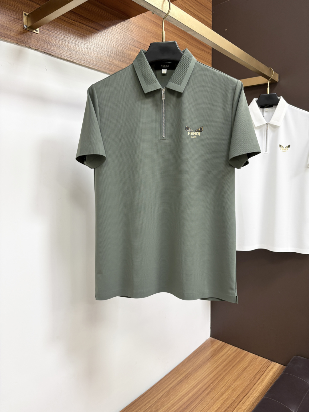 NO:946614,Fendi  The classic Polo collar design for spring and summer 2026, with simple single-breasted buttons, neat and smooth lines, cleverly modifying the neck line, showing an elegant gentleman's style. The exquisite brand logo on the left chest uses a seamless gluing process, which is delicate and smooth, showing a luxurious texture in a low-key manner, showing the brand's ingenuity and pursuit of quality in every detail. Selected high-quality fabrics, soft to the touch  It is soft and smooth, has good breathability, and is comfortable to wear. Whether it is worn with casual trousers to attend business occasions to show professionalism or combined with jeans to create a daily look to create a relaxed and comfortable atmosphere, it can be perfectly adapted. HG helps you interpret various styles with ease and show your unique taste. Sizes M-4XL,,fendi,jeans,19860909芬迪 2026春夏经典的Polo领设计,搭配简洁的单排扣,线条利落流畅,巧妙修饰颈部线条,彰显优雅绅士格调.左胸处精致的品牌标识,采用无痕压胶工艺,细腻而平整,低调间流露奢华质感,于细微之处展现品牌匠心与品质追求.精选优质面料,触感柔软顺滑,透气性佳,穿着舒适自在.无论是搭配休闲西裤出席商务场合,展现专业干练；还是与牛仔裤组合打造日常造型,营造轻松惬意氛围,它都能完美适配,HG助你以从容姿态诠释多样风格,尽显独特品味.尺码M-4XL,,fendi,jeans,,Men's clothing