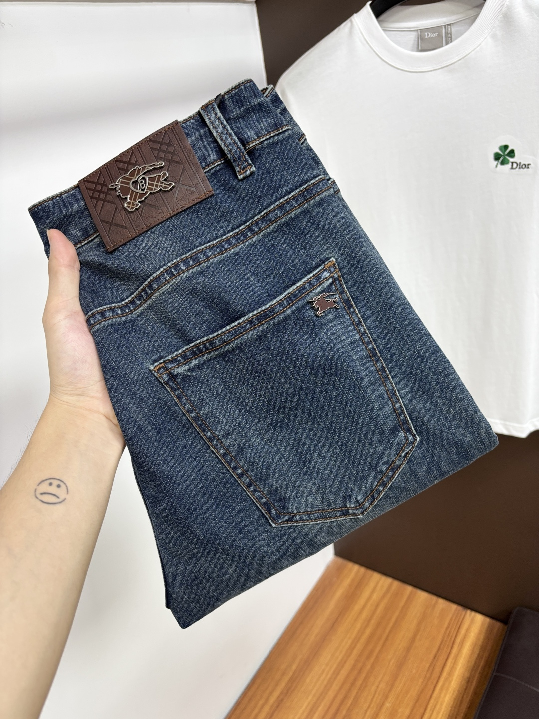 NO:956447,Burberry's 2026 summer latest jeans are stress-free when entering and leaving the store. Best-selling models in the counter. Taste and value are shared. Very comfortable to wear. Low-key yet luxurious. Very classy to wear. Needless to say the trousers style and cut. The upper body is exquisite and vivid. Really first-class and top-quality materials. Really palace-level casual pants, using Turkish cotton to produce the most famous denim. Excellent quality. Heavy washing makes the pants very soft. Straight-footed version.  Don't be picky. The upper body is absolutely stylish. HD1 is extremely luxurious!  Size 29-38,,burberry,jeans,19860909巴宝莉 2026年夏季最新品牛仔裤出入专卖店无压力 专柜热销款 品味与价值共享 身穿着非常舒适 低调不失奢华 穿出去非常有档次,裤型款式和裁剪亦无需多言 上身精致跃然.真正一等一顶级质料 真正殿堂级的休闲裤,选用土耳其的棉花 生产出最有名的单宁布 品质卓然 经过重水洗使得裤子很柔软 直脚的版型 不挑人 上身绝对的有型 HD1 极度奢华！尺码29-38,,burberry,jeans,,Men's clothing
