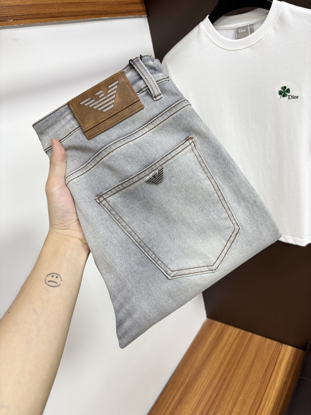 NO:958330,Armani's 2026 summer latest jeans are stress-free when entering and leaving the store. Best-selling models in the counter. Taste and value are shared. Very comfortable to wear. Low-key yet luxurious. Very classy to wear. Needless to say the trousers style and cut. The upper body is exquisite and vivid. Really first-class and top-quality materials. Really palace-level casual pants, using Turkish cotton to produce the most famous denim. Excellent quality. Heavy washing makes the pants very soft. Straight-leg version.  Don't be picky. The upper body is absolutely stylish. HD1 is extremely luxurious!  Size 29-38,,armani,jeans,19860909阿玛尼 2026年夏季最新品牛仔裤出入专卖店无压力 专柜热销款 品味与价值共享 身穿着非常舒适 低调不失奢华 穿出去非常有档次,裤型款式和裁剪亦无需多言 上身精致跃然.真正一等一顶级质料 真正殿堂级的休闲裤,选用土耳其的棉花 生产出最有名的单宁布 品质卓然 经过重水洗使得裤子很柔软 直脚的版型 不挑人 上身绝对的有型 HD1 极度奢华！尺码29-38,,armani,jeans,,Men's clothing