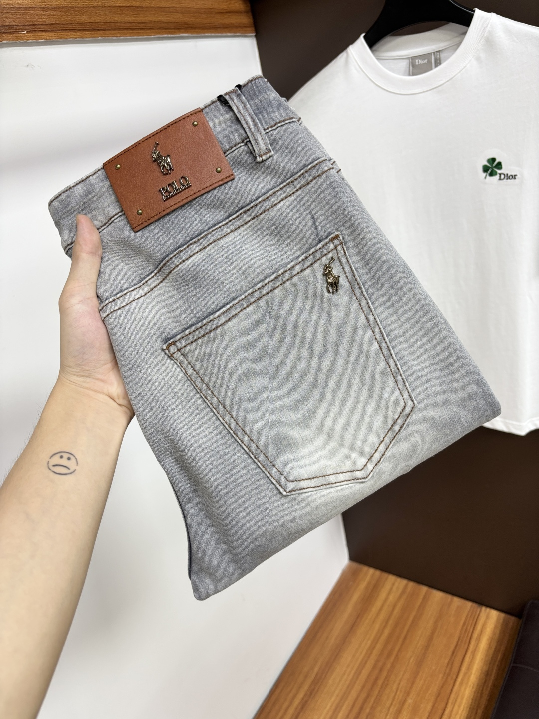 NO:958336,Paul's 2026 summer latest jeans are stress-free when entering and leaving the store. Best-selling models in the counter. Shared taste and value. Very comfortable to wear. Low-key yet luxurious. Very classy to wear. Needless to say the trousers style and cut. The upper body is exquisite and vivid. Real first-class top quality materials. Really palace-level casual pants, using Turkish cotton. The most famous denim is produced. The quality is outstanding. After heavy washing, the pants are very soft. The straight-leg version is not picky.  Absolutely stylish upper body HD1 extremely luxurious!  Size 29-38,,jeans,19860909保罗 2026年夏季最新品牛仔裤出入专卖店无压力 专柜热销款 品味与价值共享 身穿着非常舒适 低调不失奢华 穿出去非常有档次,裤型款式和裁剪亦无需多言 上身精致跃然.真正一等一顶级质料 真正殿堂级的休闲裤,选用土耳其的棉花 生产出最有名的单宁布 品质卓然 经过重水洗使得裤子很柔软 直脚的版型 不挑人 上身绝对的有型 HD1 极度奢华！尺码29-38,,jeans,,Men's clothing