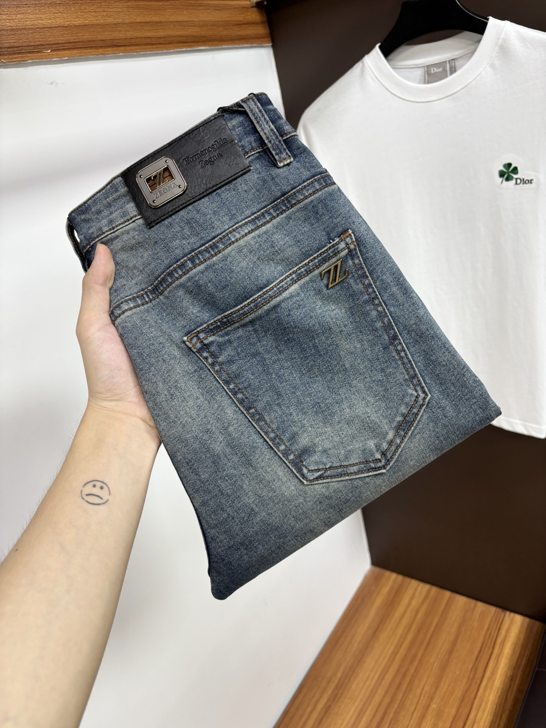 NO:951311,Ermenegildo Zegna's 2026 summer latest jeans, no pressure to go in and out of the store. Best-selling models in the counter. Shared taste and value. Very comfortable to wear. Low-key yet luxurious. Very classy to wear. Needless to say the trousers style and cut. The upper body is exquisite and vivid. Real first-class top quality. Really palace-level casual pants, using Turkish cotton. The most famous denim is produced. The quality is outstanding. Heavy washing makes the pants very soft. Straight-leg version.  Don't be picky. The upper body is absolutely stylish. HD1 is extremely luxurious!  Size 29-38,,zegna,jeans,19860909杰尼亚 2026年夏季最新品牛仔裤出入专卖店无压力 专柜热销款 品味与价值共享 身穿着非常舒适 低调不失奢华 穿出去非常有档次,裤型款式和裁剪亦无需多言 上身精致跃然.真正一等一顶级质料 真正殿堂级的休闲裤,选用土耳其的棉花 生产出最有名的单宁布 品质卓然 经过重水洗使得裤子很柔软 直脚的版型 不挑人 上身绝对的有型 HD1 极度奢华！尺码29-38,,zegna,jeans,,Men's clothing