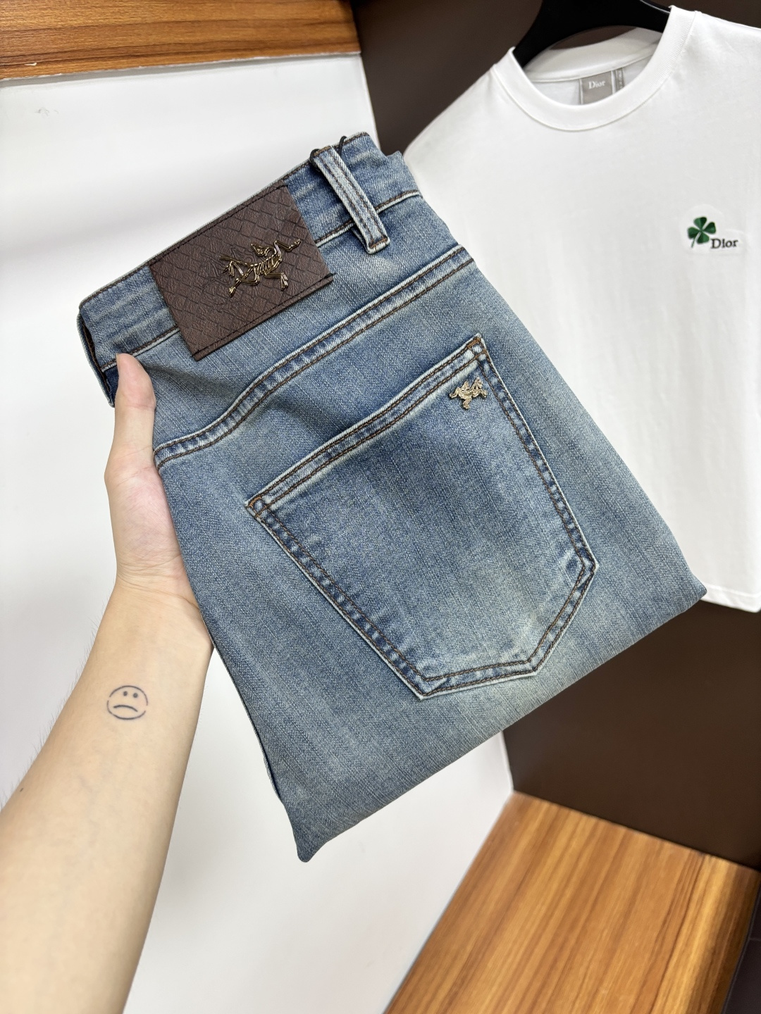 NO:951322,Arc'teryx's latest 2026 summer jeans are stress-free when entering and exiting the store. Best-selling models in the counter. Taste and value are shared. Very comfortable to wear. Low-key yet luxurious. Very classy to wear. Needless to say the trousers style and cut. The upper body is exquisite and vivid. Real first-class top quality materials. Really palace-level casual pants, using Turkish cotton to produce the most famous denim. Excellent quality. Heavy washing makes the pants very soft. Straight-leg version.  Don't be picky. The upper body is absolutely stylish. HD1 is extremely luxurious!  Size 29-38,arc'teryx,jeans,19860909始祖鸟 2026年夏季最新品牛仔裤出入专卖店无压力 专柜热销款 品味与价值共享 身穿着非常舒适 低调不失奢华 穿出去非常有档次,裤型款式和裁剪亦无需多言 上身精致跃然.真正一等一顶级质料 真正殿堂级的休闲裤,选用土耳其的棉花 生产出最有名的单宁布 品质卓然 经过重水洗使得裤子很柔软 直脚的版型 不挑人 上身绝对的有型 HD1 极度奢华！尺码29-38,arc'teryx,jeans,,Men's clothing