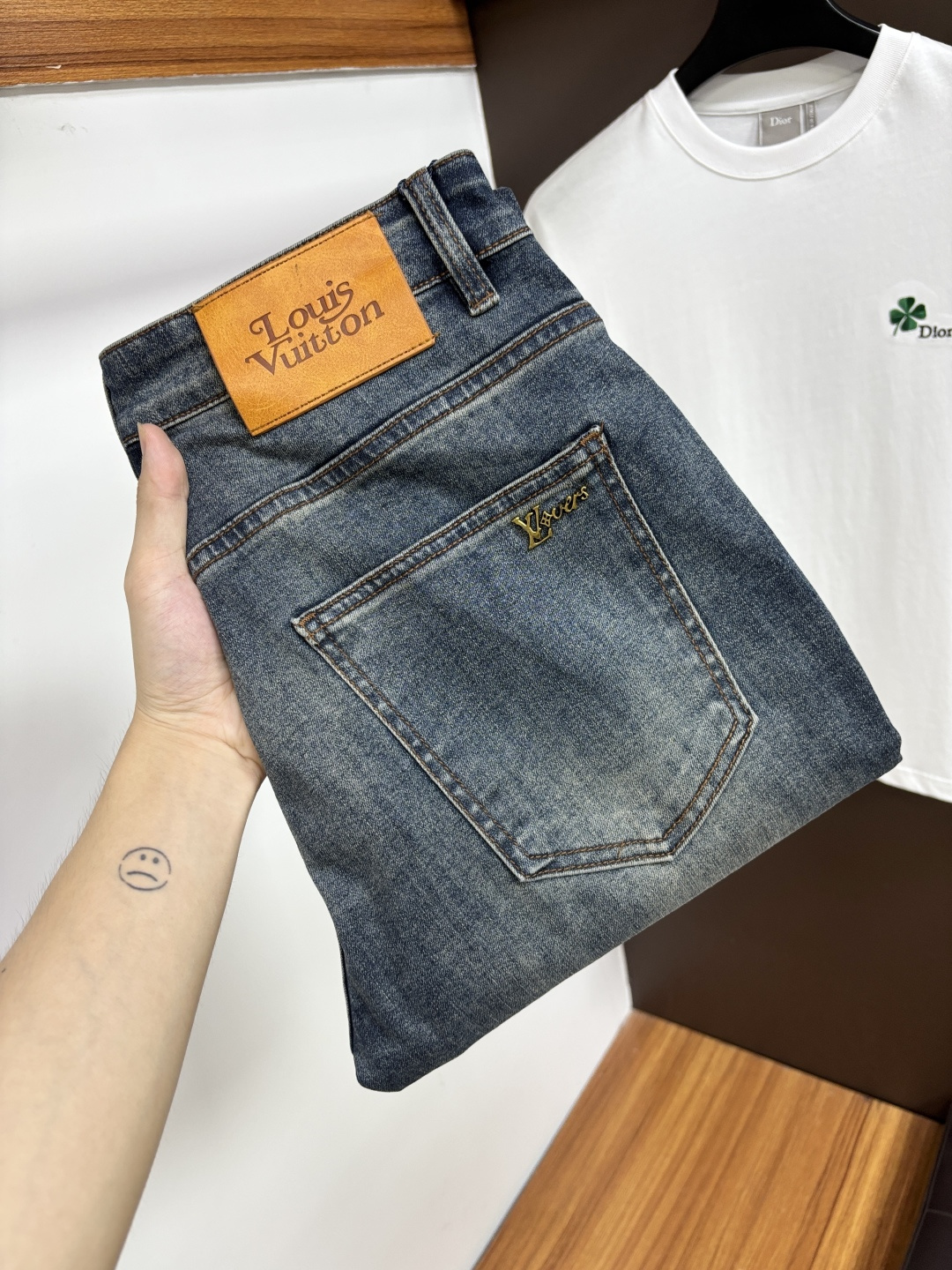 NO:958342,LV's latest 2026 summer jeans are stress-free when entering and leaving the store. Best-selling models in the counter. Taste and value are shared. Very comfortable to wear. Low-key yet luxurious. Very classy to wear. Needless to say the trousers style and cut. The upper body is exquisite and vivid. Really first-class top quality materials. Really palace-level casual pants, using Turkish cotton. The most famous denim is produced. The quality is outstanding. After heavy washing, the pants are very soft. The straight-leg version is not picky.  Absolutely stylish upper body HD1 extremely luxurious!  Size 29-38,,louis vuitton,jeans,19860909LV 2026年夏季最新品牛仔裤出入专卖店无压力 专柜热销款 品味与价值共享 身穿着非常舒适 低调不失奢华 穿出去非常有档次,裤型款式和裁剪亦无需多言 上身精致跃然.真正一等一顶级质料 真正殿堂级的休闲裤,选用土耳其的棉花 生产出最有名的单宁布 品质卓然 经过重水洗使得裤子很柔软 直脚的版型 不挑人 上身绝对的有型 HD1 极度奢华！尺码29-38,,louis vuitton,jeans,,Men's clothing