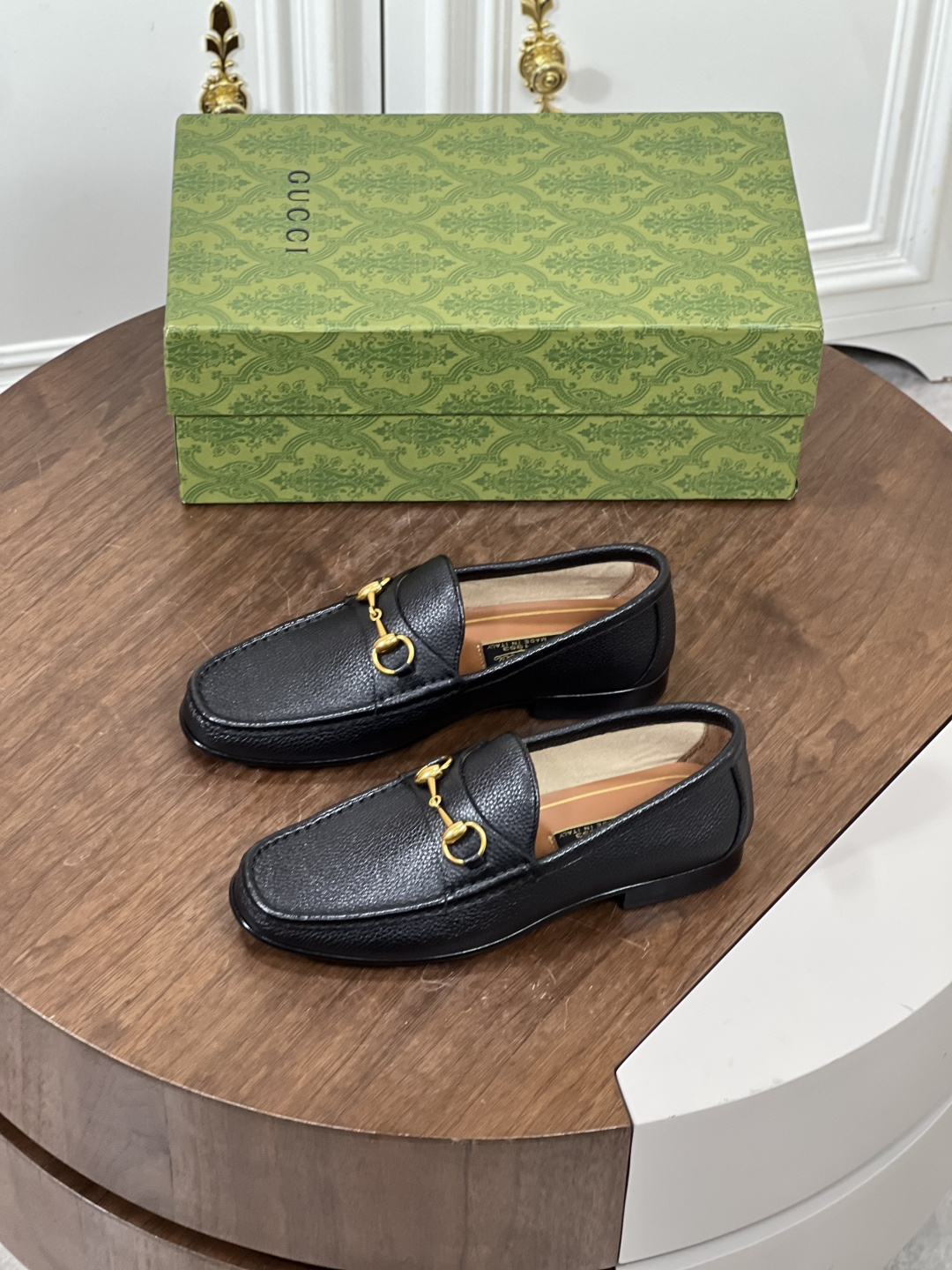 NO:833871,GUCC* horsebit genuine leather sole loafers are made of imported cowhide, with water-dyed cowhide lining and feet, genuine leather outsole and genuine leather welt, a unique material collected by the brand, the horsebit detail is a traditional element of the G family, the shoe shape is slim and the toe is slender, purely handmade Size39-44 (customized at 38.45.46),,gucci,gucci,loafers,cowhide,Leather soles19860909GUCC*马衔扣真皮底乐福鞋 选用进口牛皮制作,水染牛皮内里、垫脚,真皮大底真皮沿条,品牌典藏的别致材质,马衔扣细节是G家传统元素,鞋型瘦长且鞋头修长,纯手工制作 Size39-44 (38.45.46定做）,,gucci,gucci,loafers,cowhide,Leather soles,Men's shoes