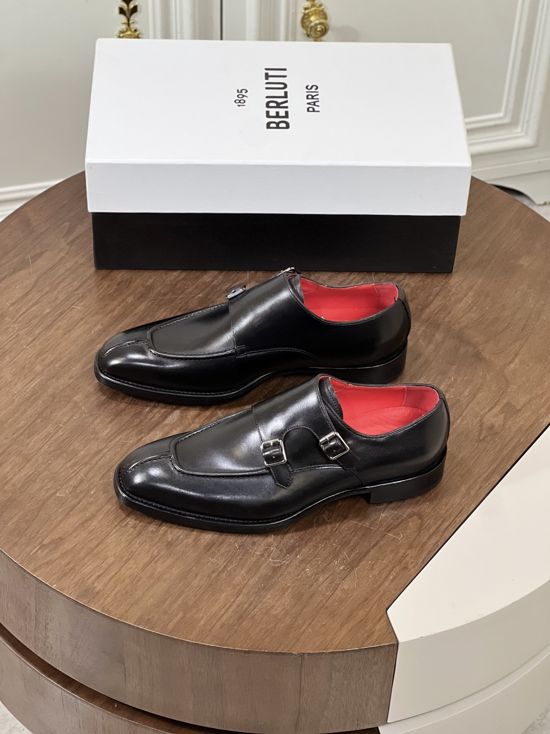 NO:344623,··New Products··Berluti New Products of Formal Shoes Handmade Business Leather Shoes The upper is imported cowhide, cowhide inner and genuine leather sole. Listen to the rhythm of the wiping. Witness the gradual glow on the shoes, and each patient and meticulous process achieves the art of craftsmanship that strives for excellence. Size: 39-44 (customized by 38.45), cowhide, Leather soles19860909··新品··Berluti新作正装鞋履手工商务皮鞋 鞋面采用进口牛皮,牛皮内里,真皮大底 倾听擦拭的韵律.见证鞋履上的逐渐焕发的光泽,每一道耐心细致的工序,成就精益求精的匠心艺术. Size:39-44（38.45定做）,,cowhide,Leather soles,Men's shoes